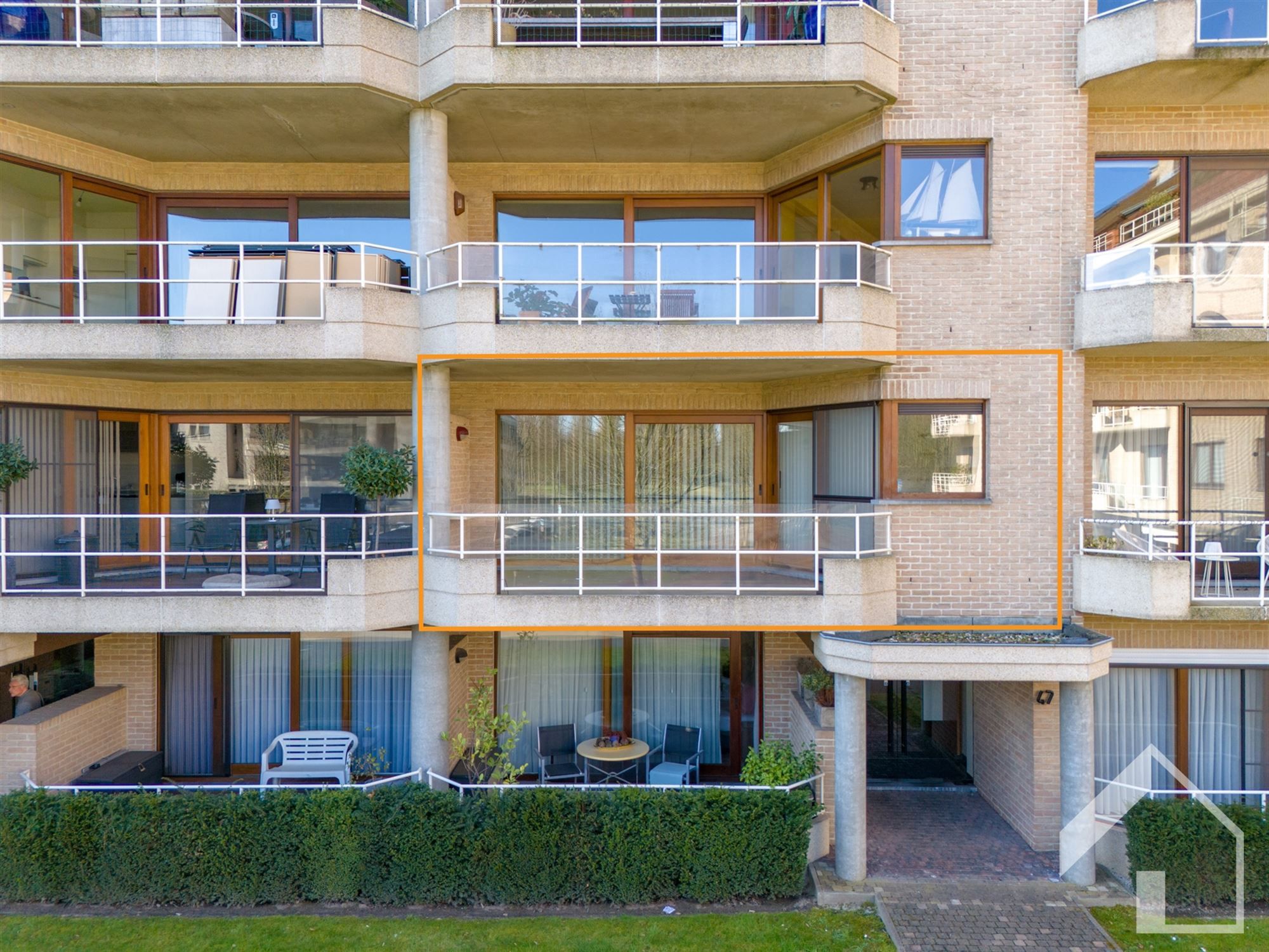 Rustig en ruim 2 slaapkamer appartement , lift en terras foto {{pictureIndex}}