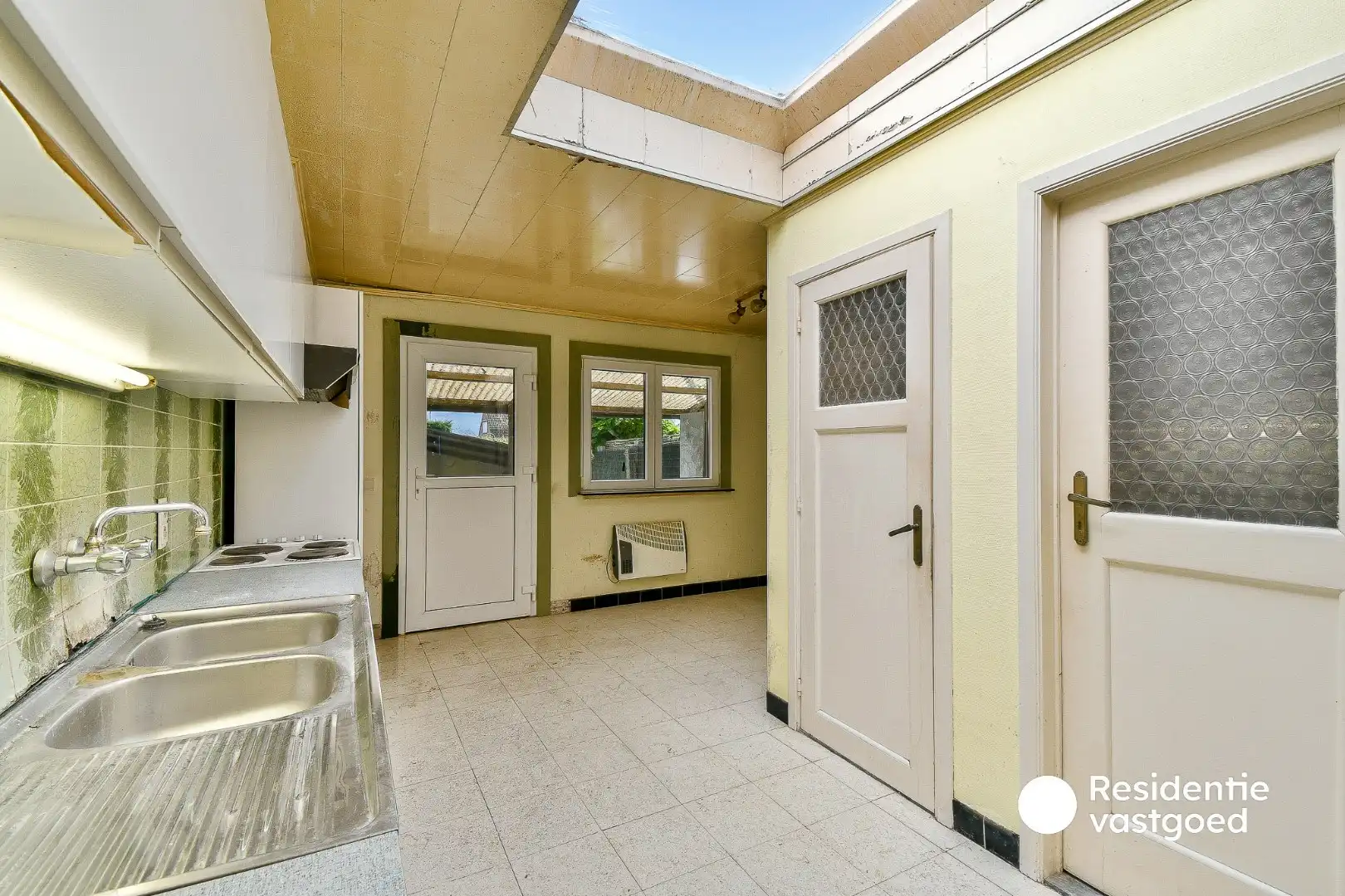 Te renoveren rijwoning met twee slaapkamers en tuin foto 7