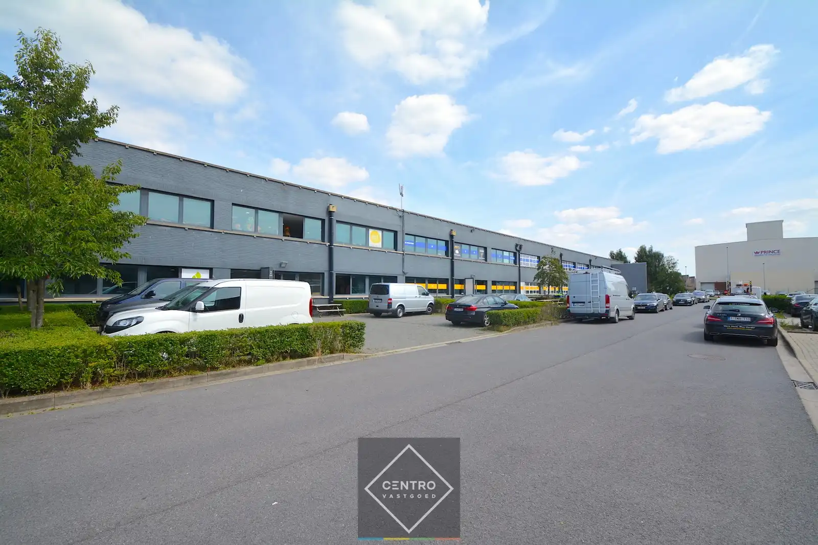 Instapklare & betaalbare KANTOORRUIMTEN (300m²) te huur met 8 aangelegde, private parkings voor de deur. Ideale uitvalsbasis (E40/E403 en A11)! foto {{pictureIndex}}