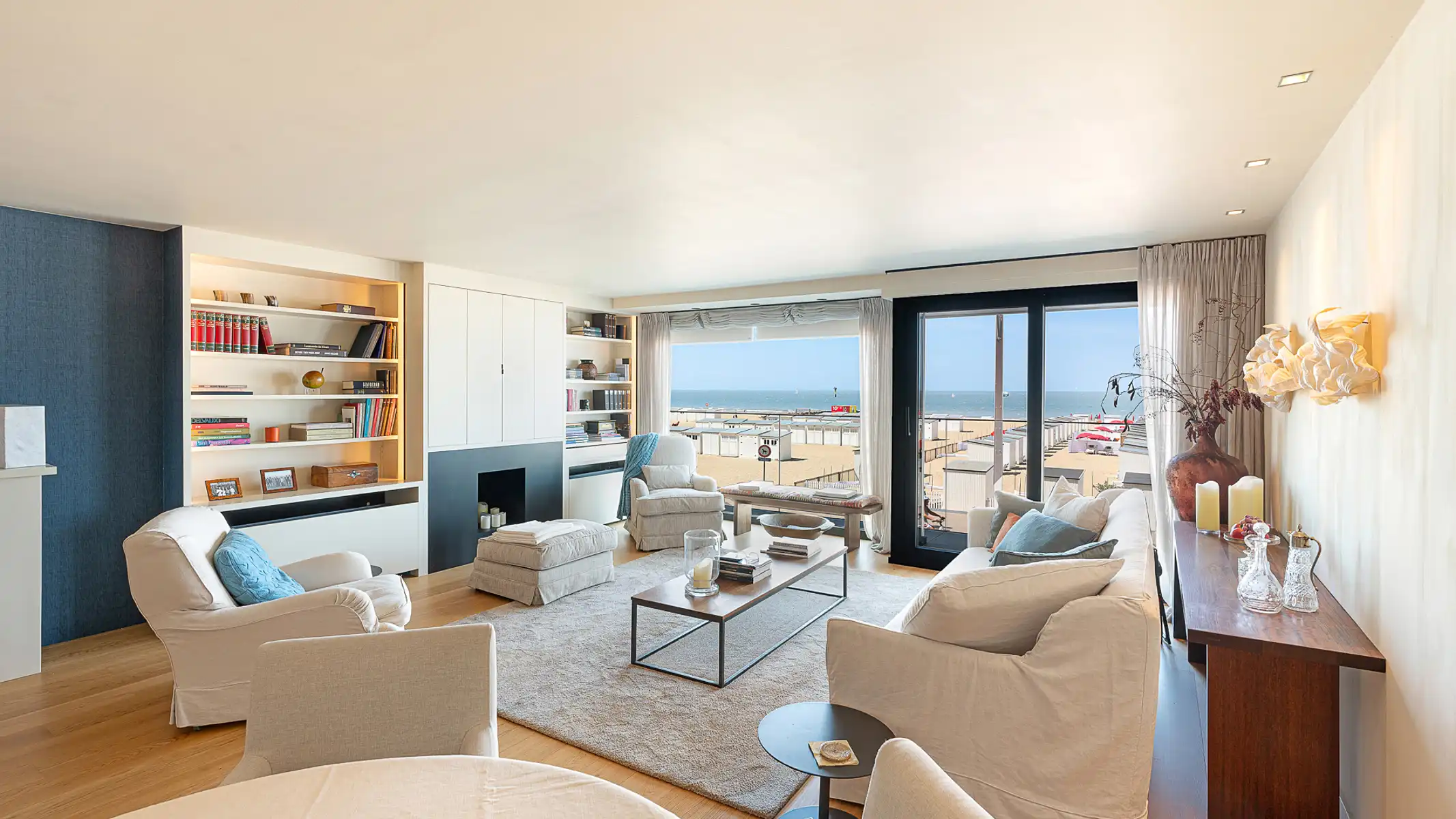 EXCLUSIEF: Ruim appartement met frontaal zeezicht foto {{pictureIndex}}
