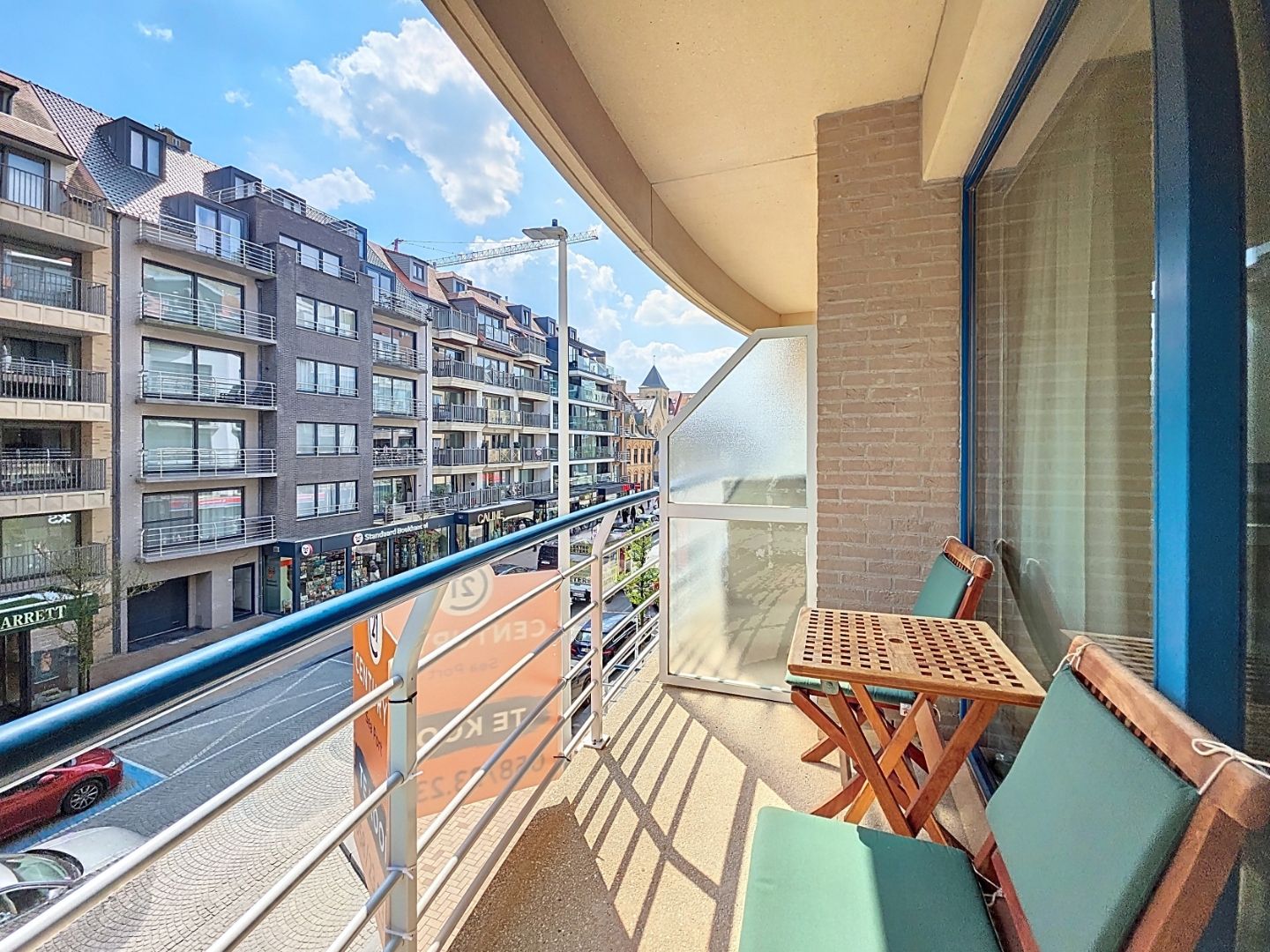Gemeubeld en instapklaar type doorloper appartement in de winkelstraat van Nieuwpoort. foto 2