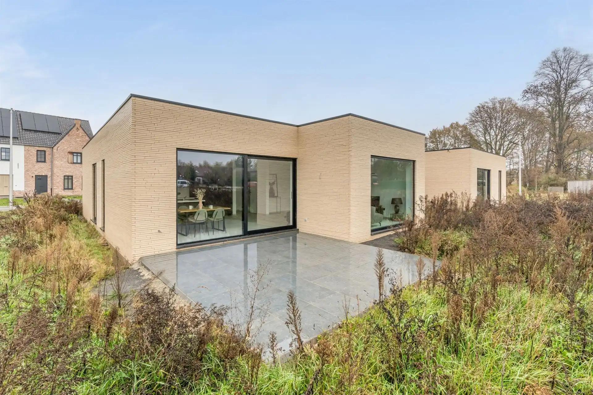 Gelijkvloerse woning met carport en tuin. foto 27