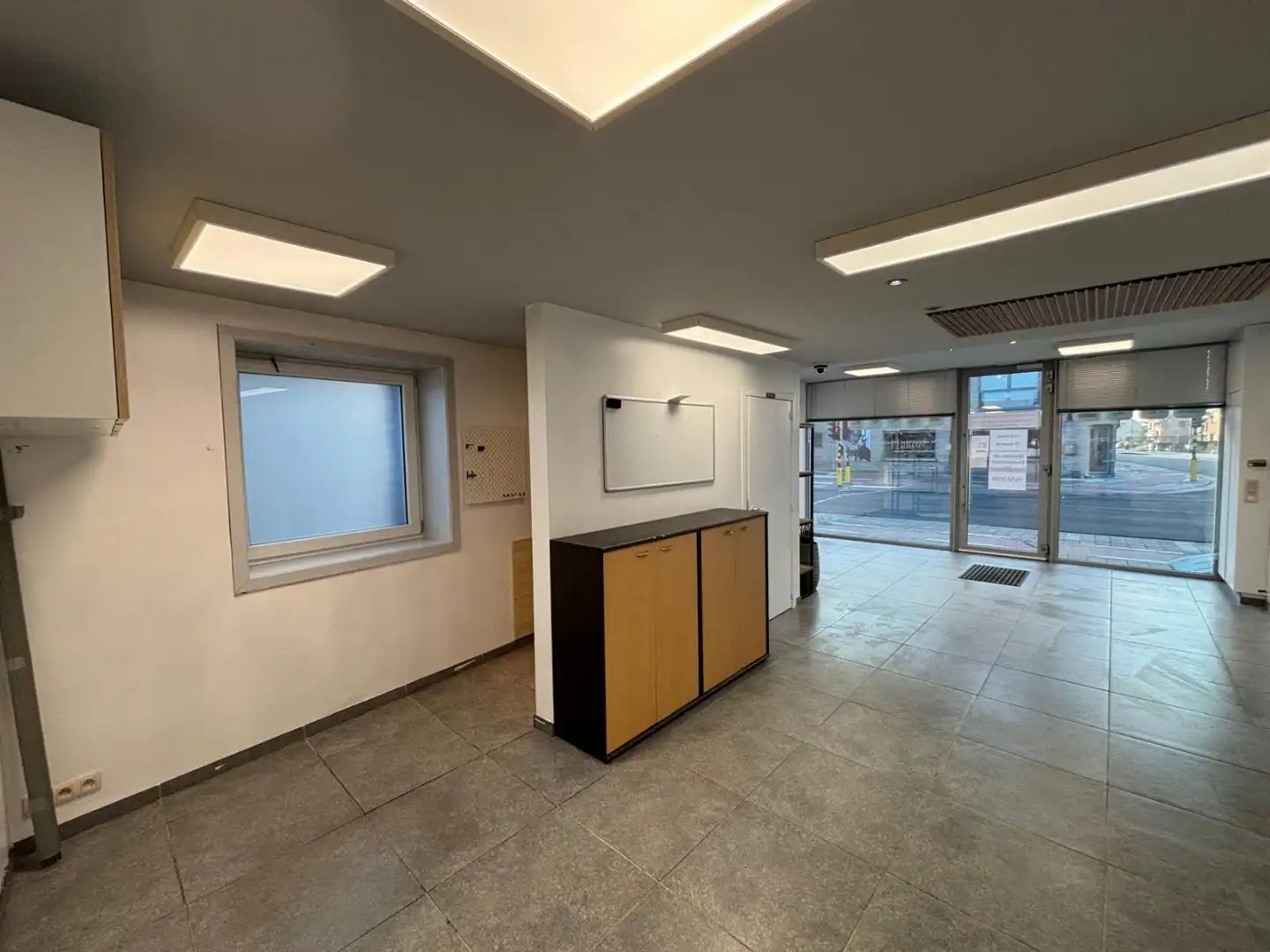 Polyvalante ruimte te huur op topligging in Sijsele! foto 3