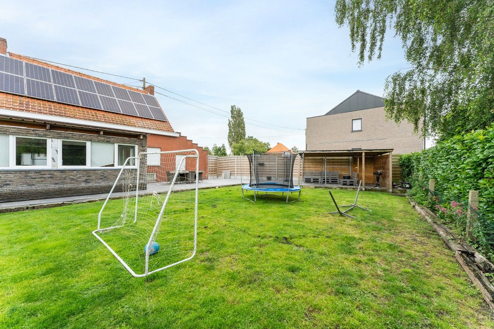 Ruime open bebouwing, grotendeels gerenoveerd, met grote carport, terrassen en tuin foto 27