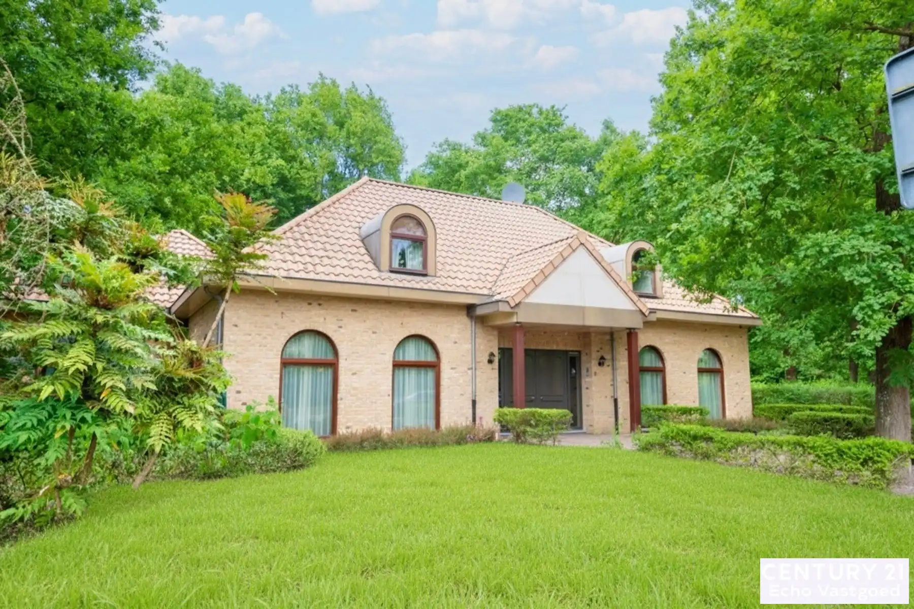 Royale villa met 5 slpks, 4 badks, garage en binnenzwembad foto {{pictureIndex}}