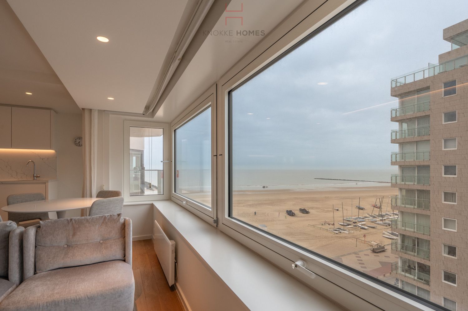 Volledig gerenoveerd vakantie-appartement met breed zijdelings zeezicht foto 5