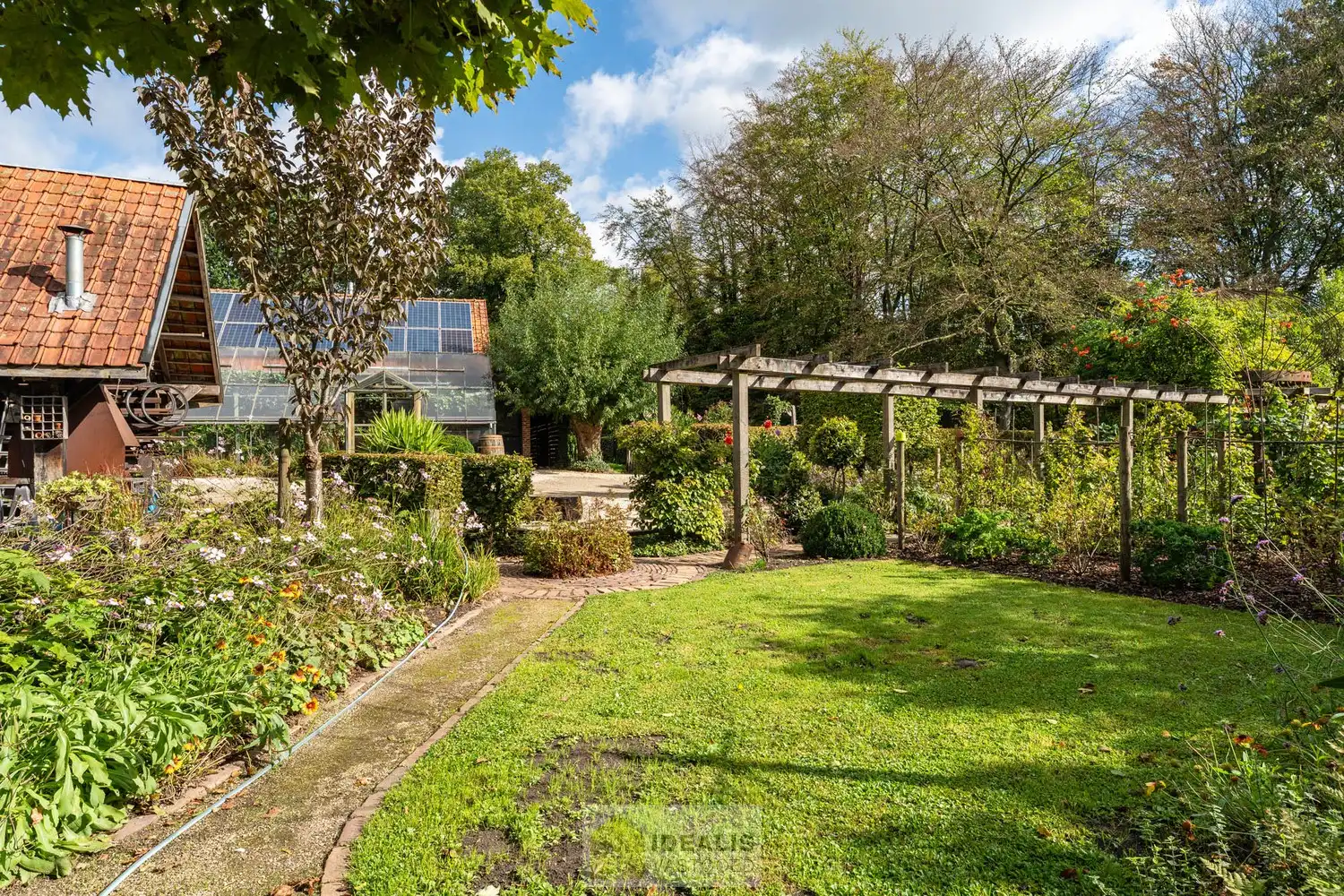 IDYLLISCH GELEGEN BIJZONDERE EIGENDOM BESTAANDE UIT RIANT WOONHUIS, APART BEWOONBAAR BIJGEBOUW EN ATELIER OMGEVEN DOOR EEN SCHITTERD AANGELEGDE TUIN EN WEILAND. Het domein is toegankelijk zowel aan de mooie Urnenveldstraat doch ook via een uitzonderlijk mooie oprijlaan toegankelijk langs de boszijde van het perceel. Deze vrijstaande woning, gebouwd in 1986, beschikt over een sfeervolle leefruimte in vol contact met de tuin en biedt een heerlijke atmosfeer dankzij de centraal geplaatste speksteenkachel. Op de verdieping beschikt de woning over slaapkamers en sanitair. Een absolute meerwaarde is het afzonderlijk volledig ingericht bijhuisje, centraal op het perceel, voorzien van alle woonfaciliteiten. Verder is er de mogelijkheid om wonen/werken te combineren via het knap afgewerkte atelier, met vergezicht op het eigen weiland. Geschikt voor kandidaten op zoek naar een ruime en instapklare parel met een idyllische uitstraling! foto 37