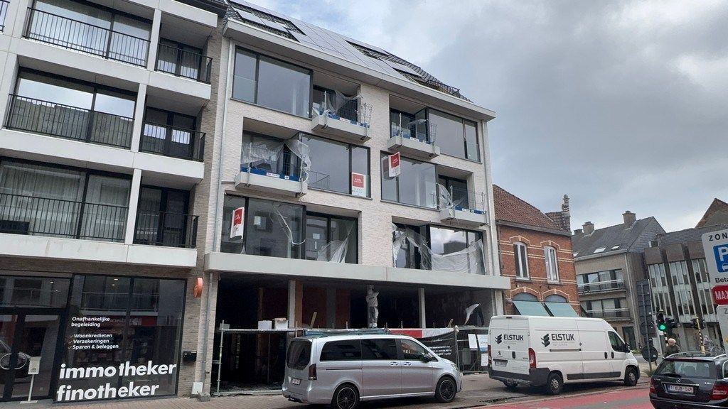 Nieuwbouw winkelruimte te koop op toplocatie in Deinze foto {{pictureIndex}}