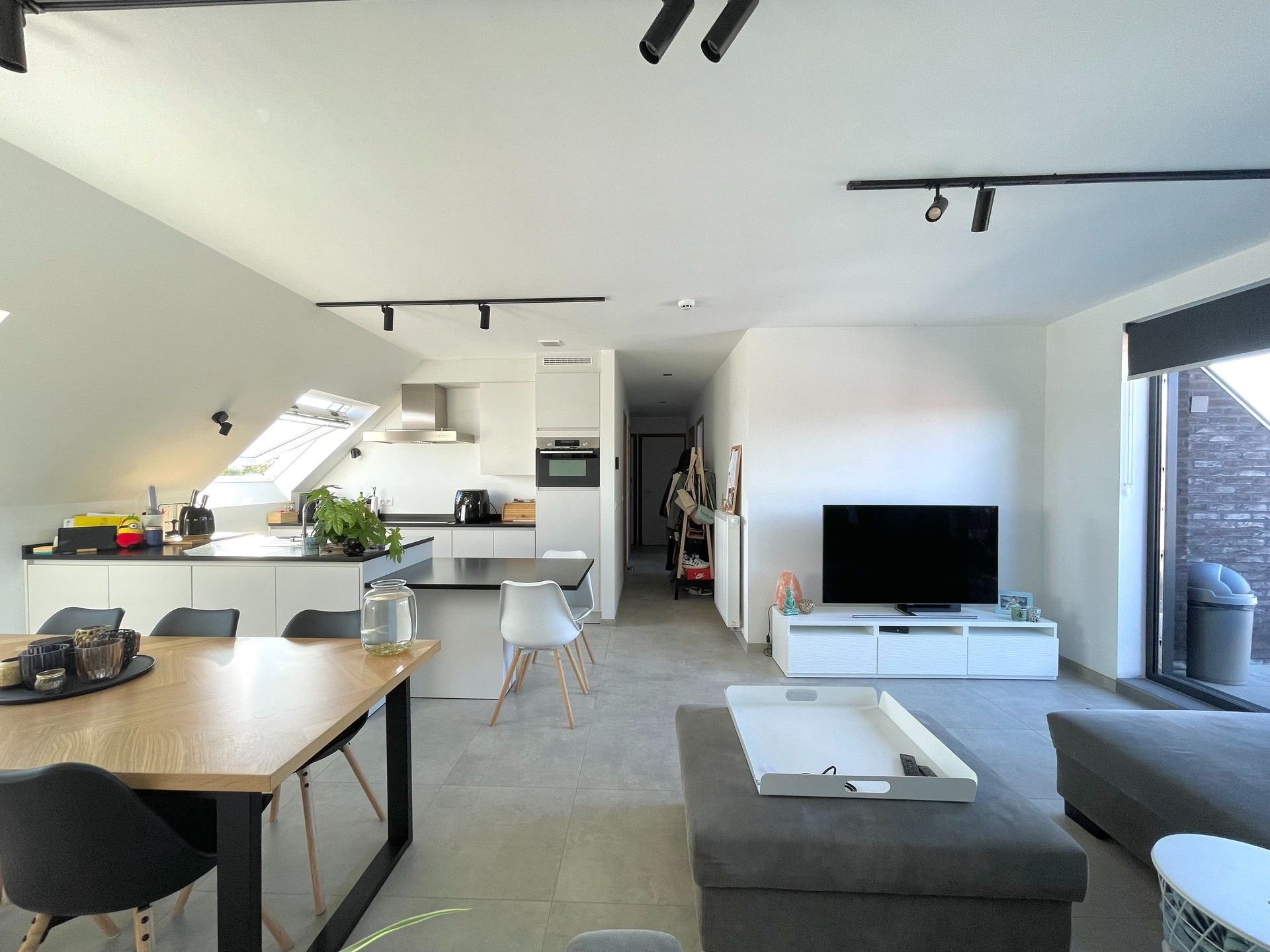 RECENT EN LICHTRIJK APPARTEMENT MET 2 KAMERS EN PARKING foto 5