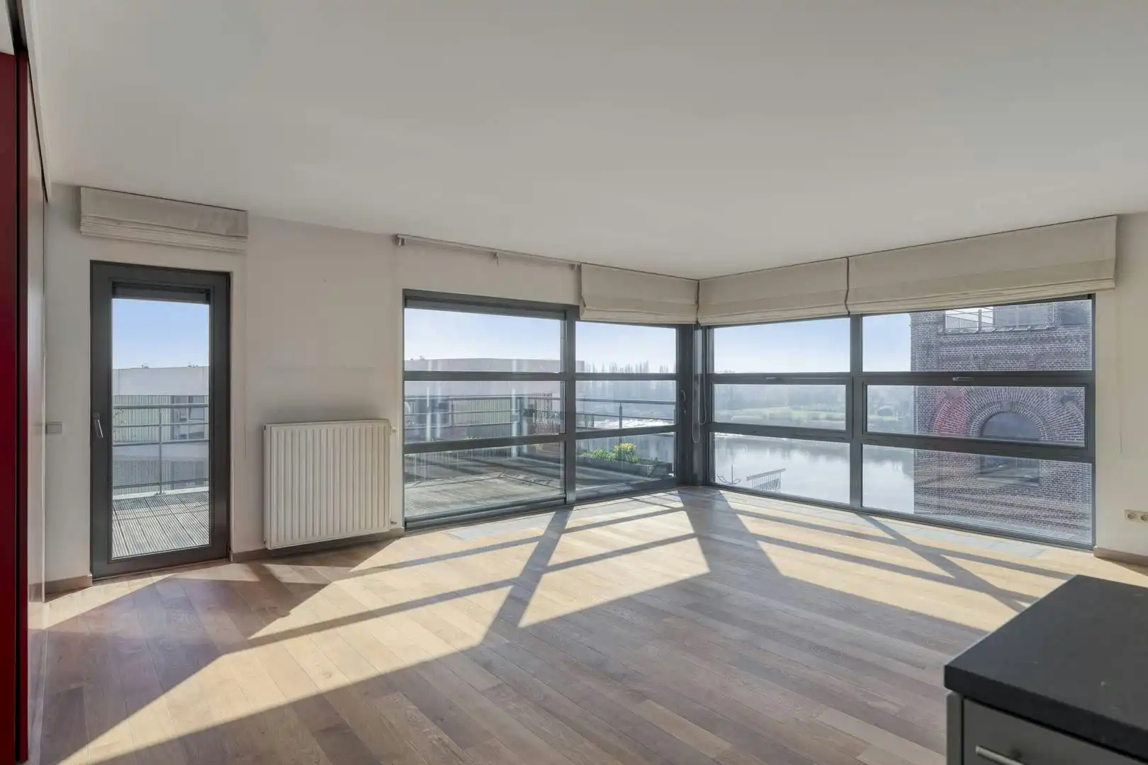 Instapklaar dakappartement met zicht op het water in Boom foto 3