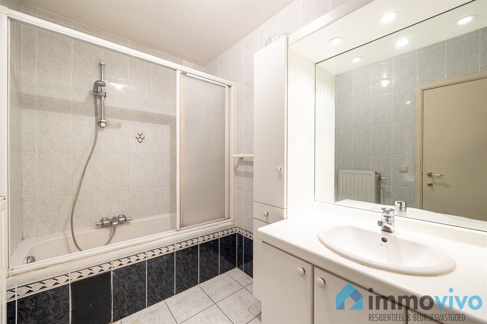 Licht op te frissen gelijkvloersappartement met 2/3 slaapkamers, tuin en garage. foto 6