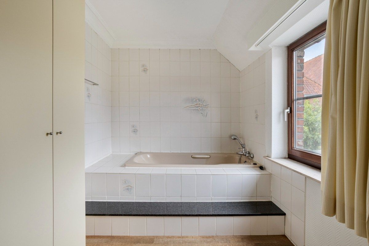 Bijzonder ruime woning met inpandige garage en 3 slks op een perceel van 1218 m². foto 8