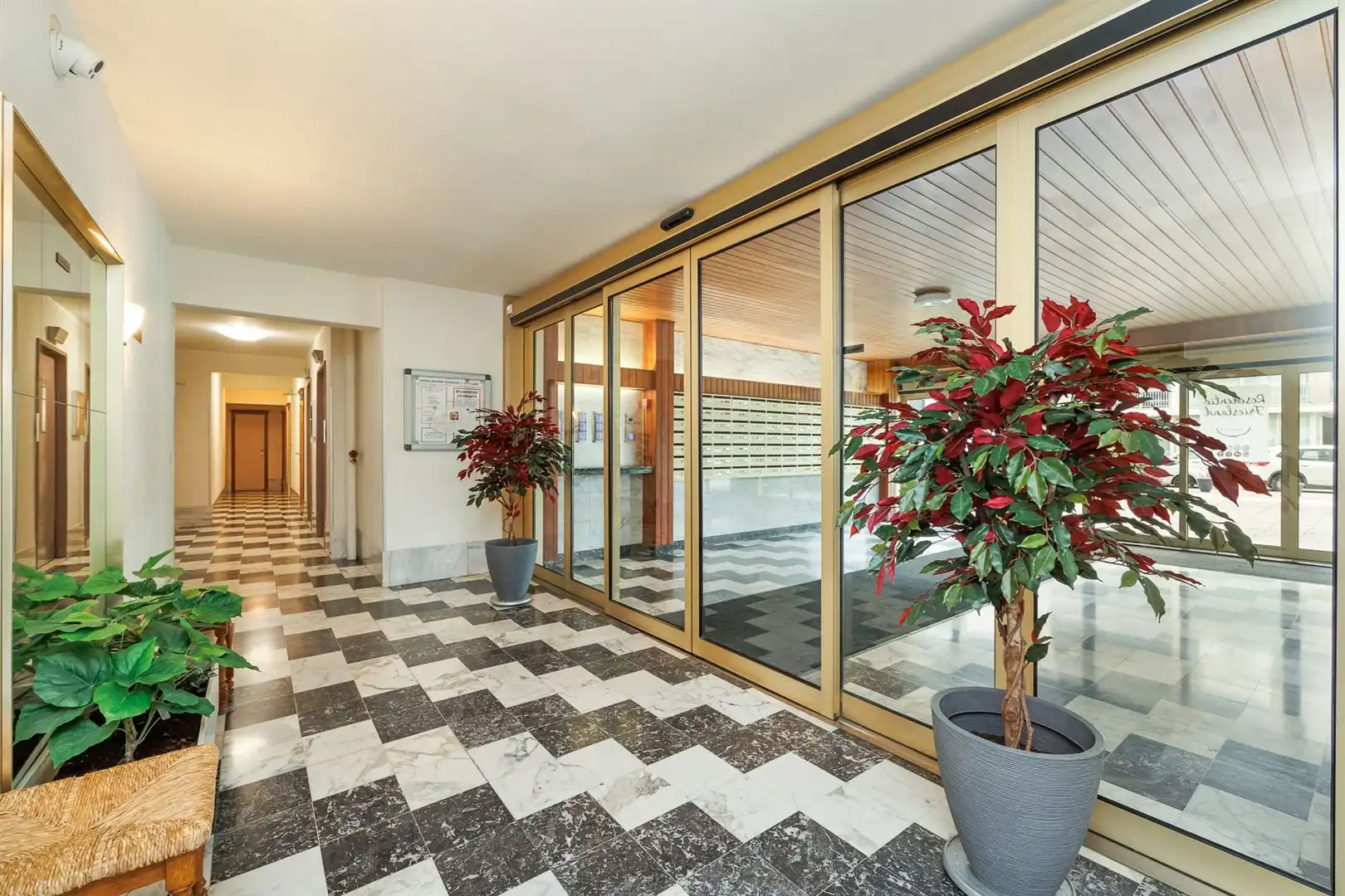 Rustig gelegen doorloopappartement met 2 terrassen foto 2