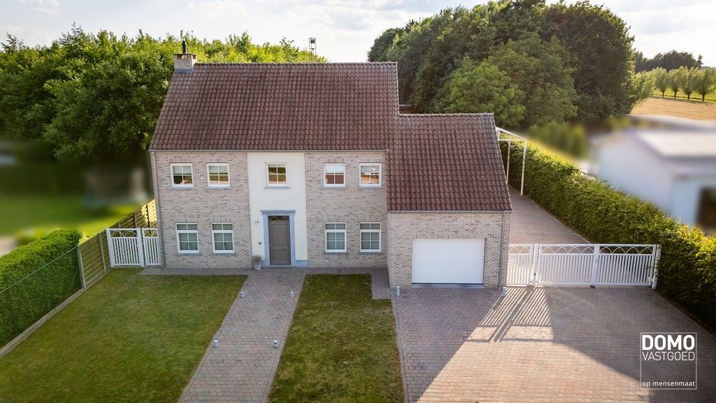 Ruime villa met paardenaccommodatie gelegen te Herk-de-Stad - EPC-label: B - Bewoonbare vloeroppervlakte: 296m² foto {{pictureIndex}}