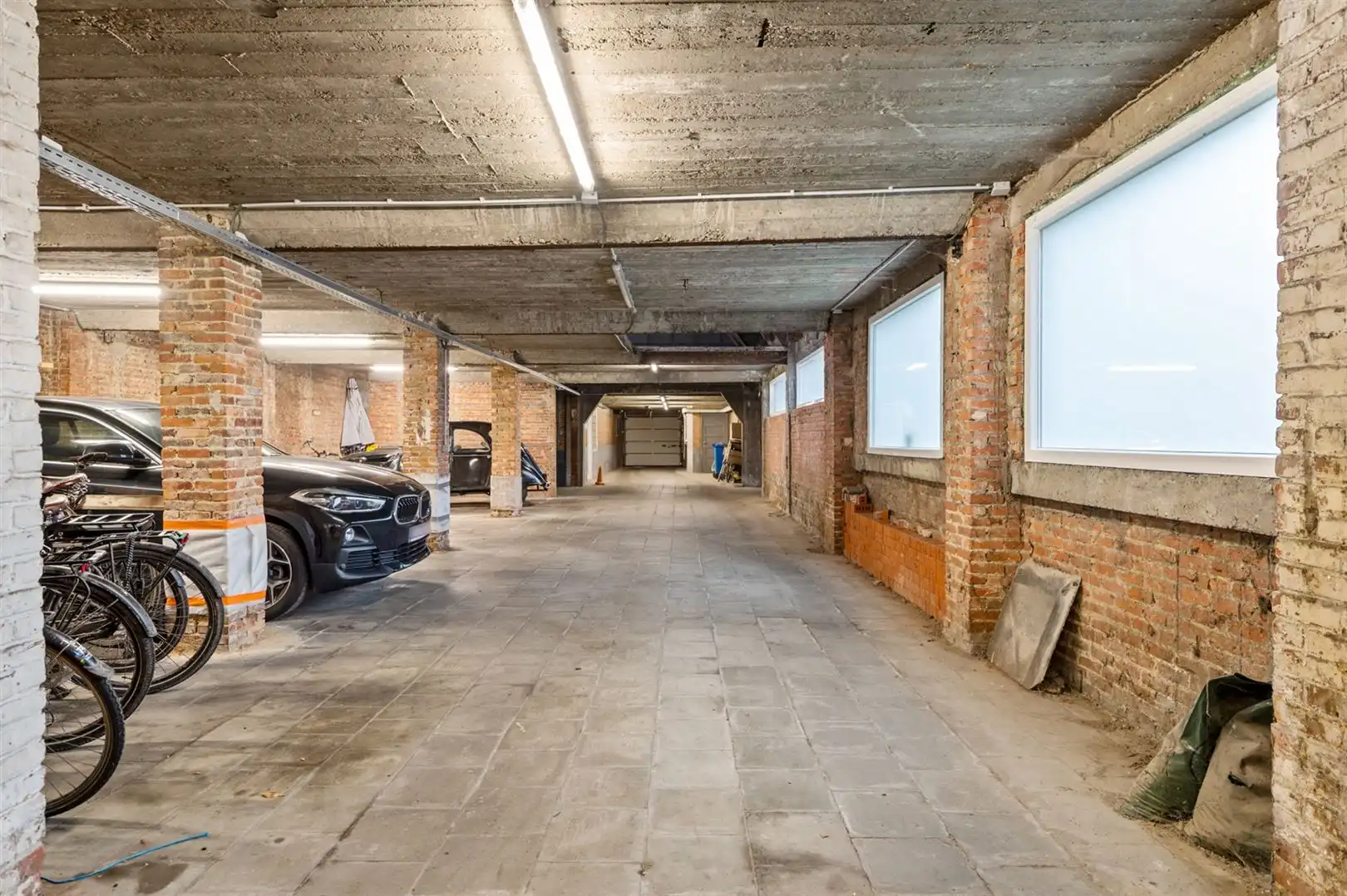 Achtergelegen magazijn ca. 275m2 met verdieping foto 10