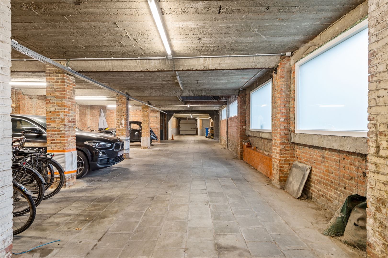 Magazijn ca. 275m2 gelegen achter appartementsgebouw met verdieping foto 10