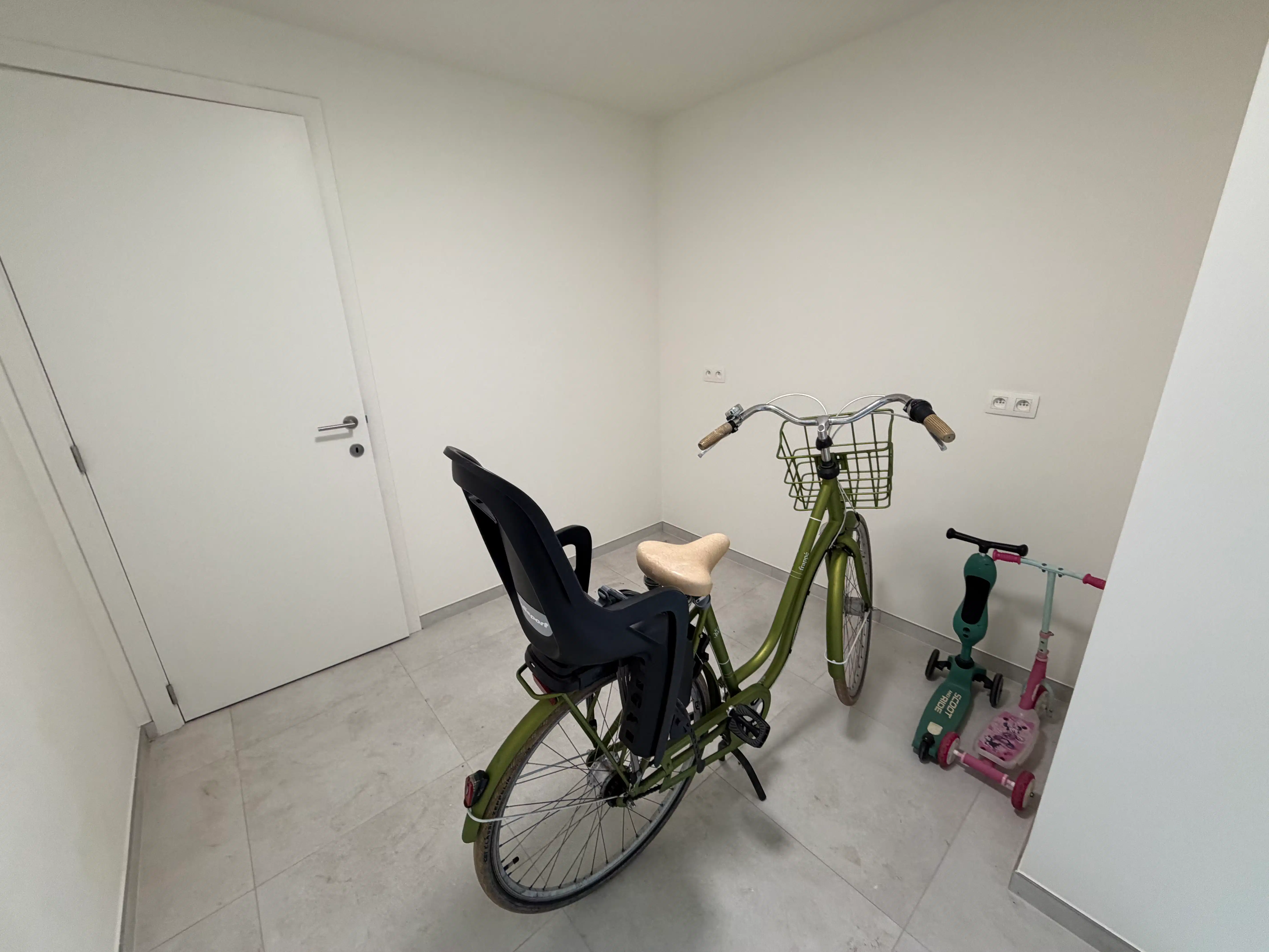 Genk, Weg Naar As 220 bus 12:  Nieuwbouw duplexappartement met 2 slaapkamers, terras, fietsenstalling en een autostaanplaats. foto 11
