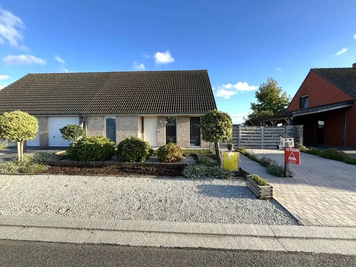Oostnieuwkerke – Woning met 3 slaapkamers, tuin en carport foto {{pictureIndex}}