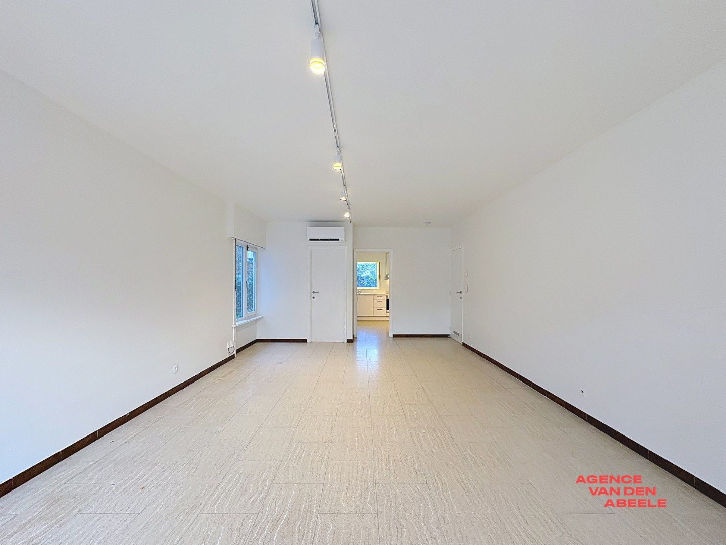 Gelijkvloers appartement met 2 slaapkamers, ruime garage en tuin foto 6