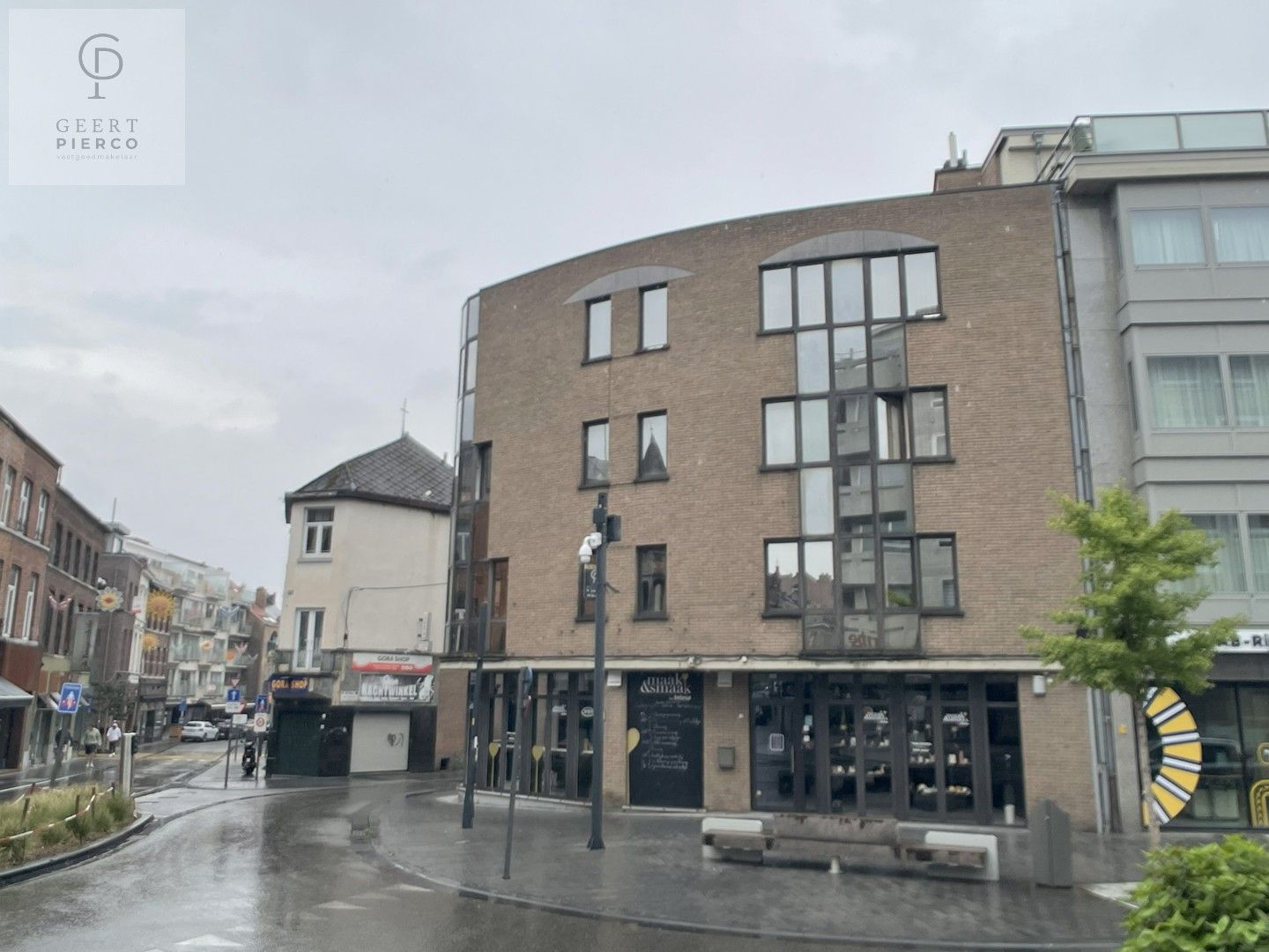 Aan Sint-Anneke 26 bus 101 te Sint-Truiden treffen we dit ruime appartement met drie slaapkamers, twee badkamers en kelder. De centrale ligging (200m van Grote Markt) zorgt voor een optimaal bereik van winkels, station, scholen en eveneens de groene omgeving van de stadsvesten en het stadspark. foto 2