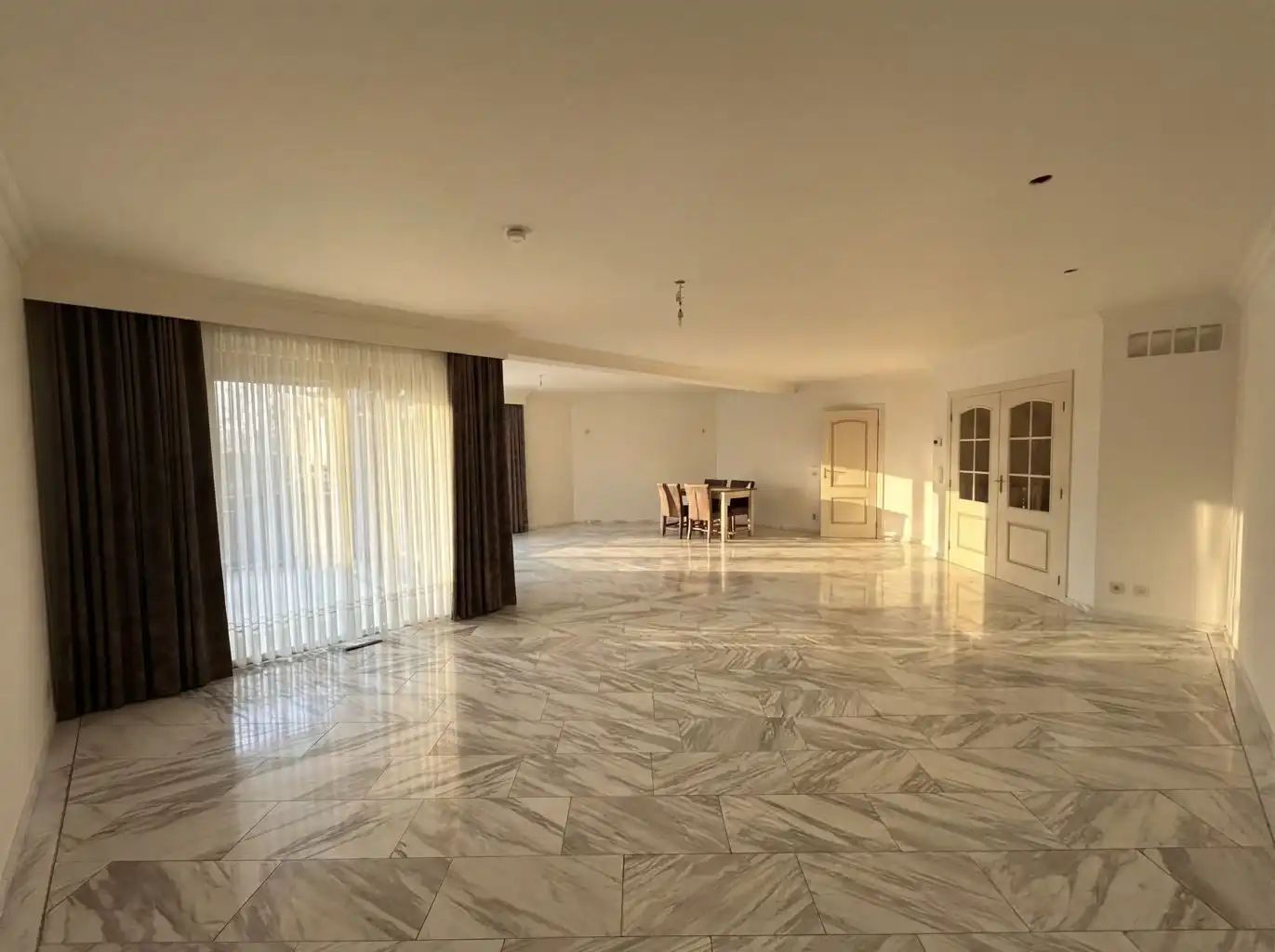 Zeer ruim gelijkvloers appartement voorzien van 2 (+1) slaapkamers, terrassen en afgesloten garagebox, gelegen nabij het centrum van Maaseik. foto 2