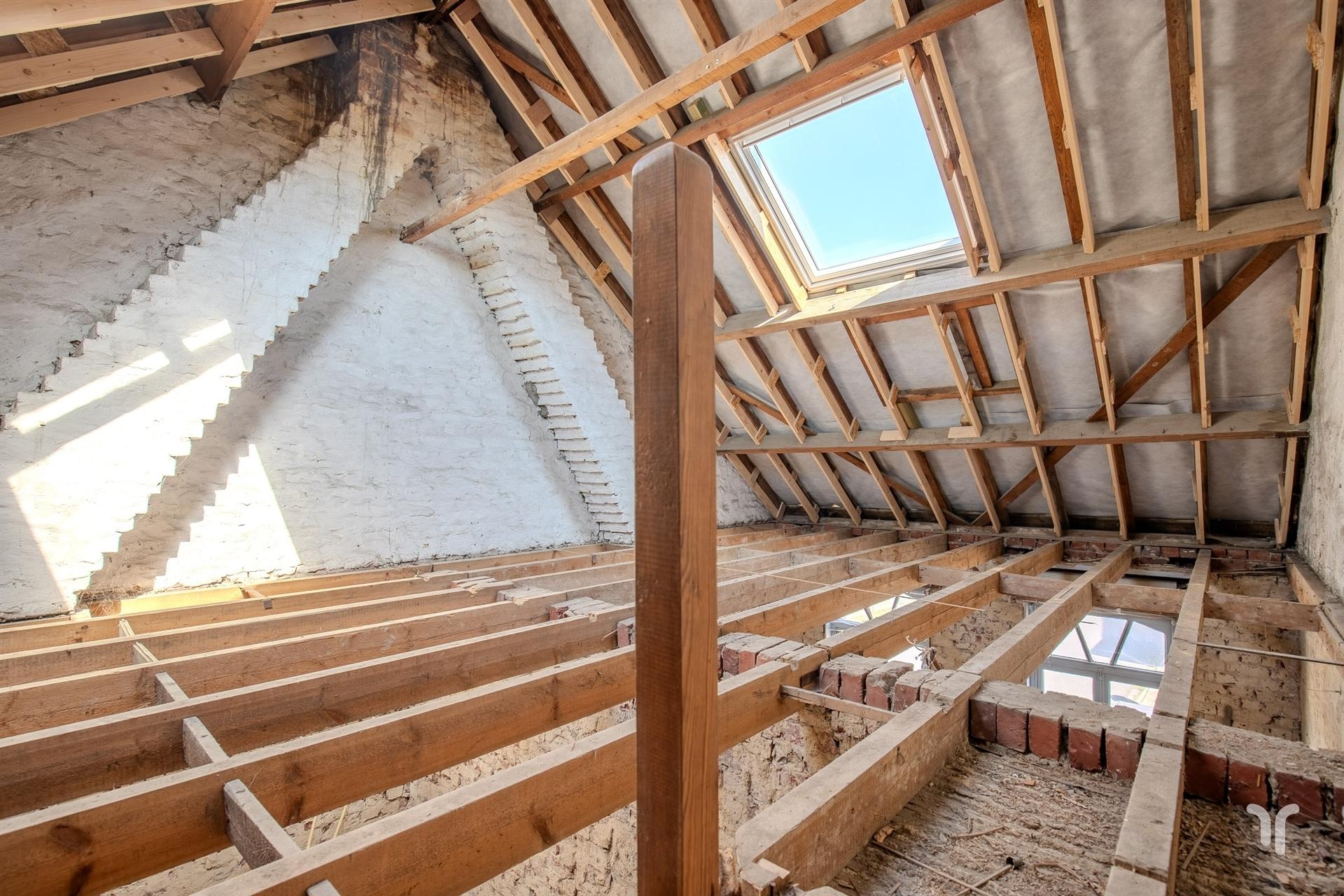 Ruime woning in heropbouw met nieuwe aanbouw. foto 7