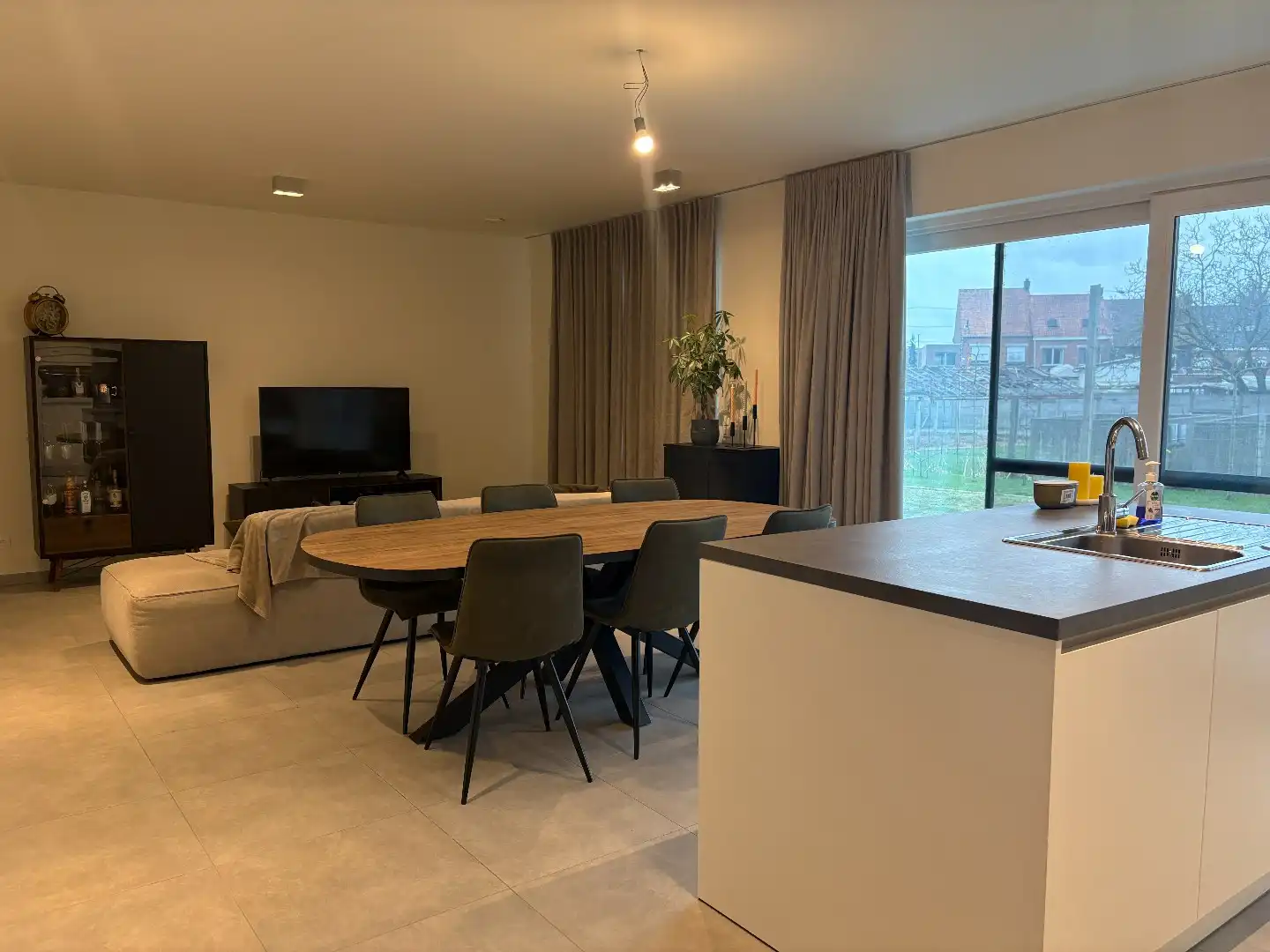 Nieuw gelijkvloers 1-slaapkamerappartement met autostaanplaats en berging! foto 3