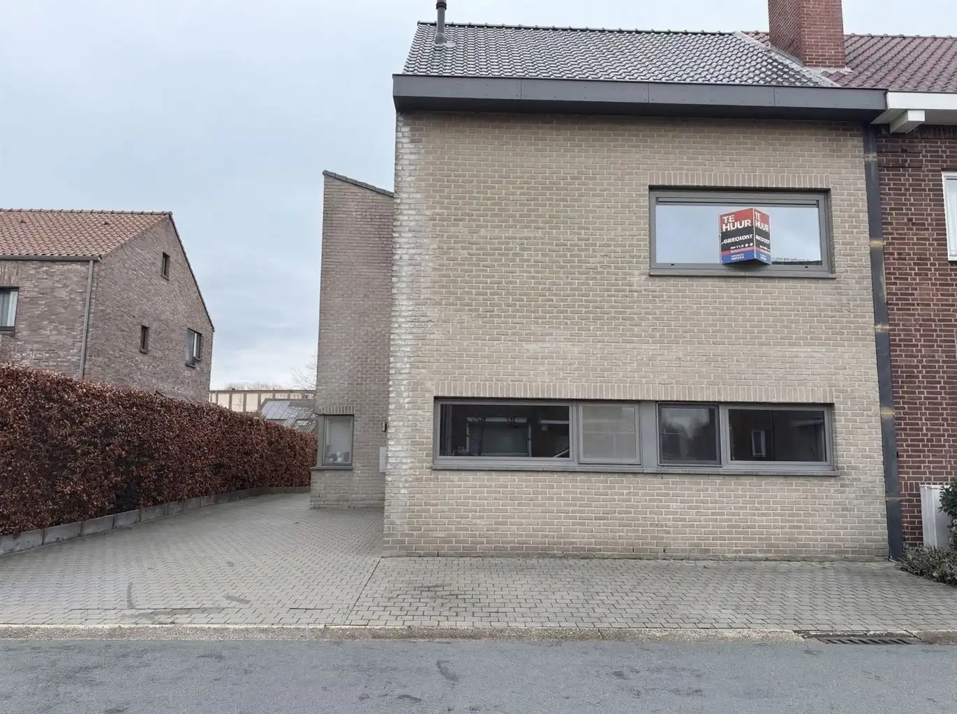 Instapklare stadswoning met 3 slaapkamers, aparte garage en tuintje. foto {{pictureIndex}}
