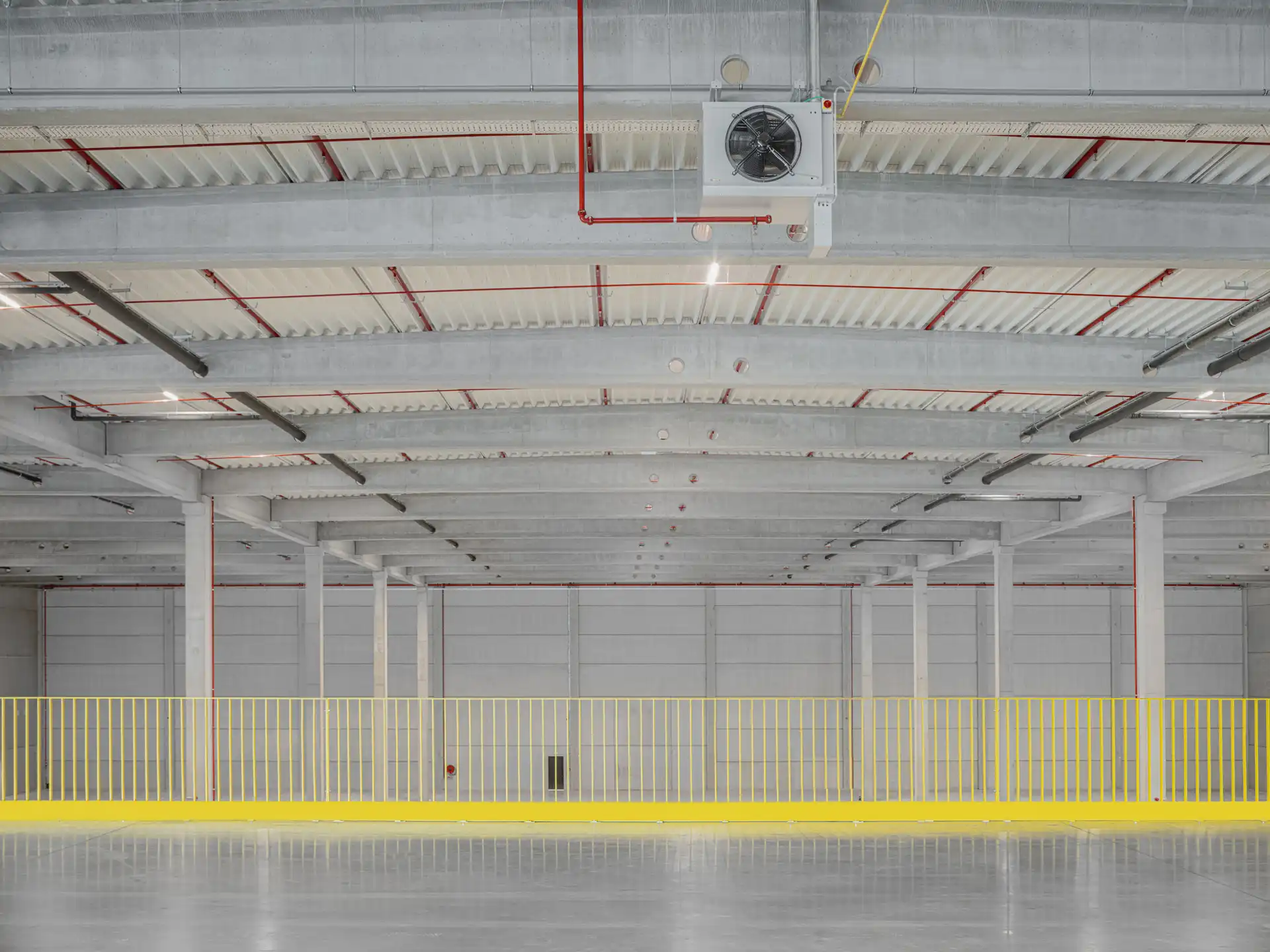 Magazijn met mezzanine en kantoor te huur foto 8