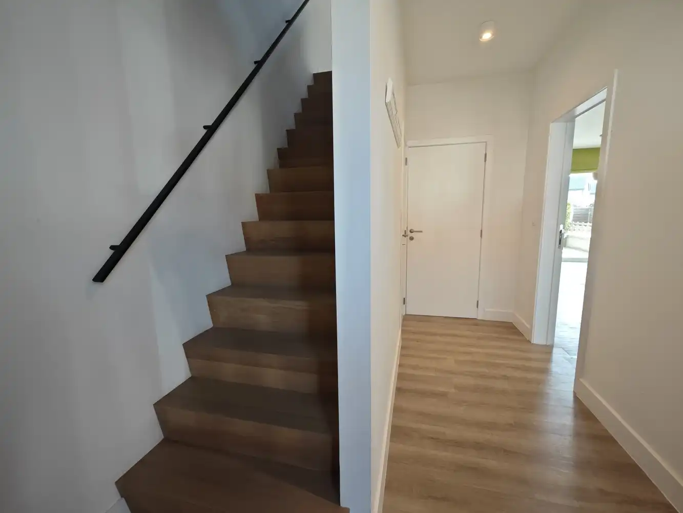 Volledig gerenoveerde stadswoning met 3 slpks en voll. aangelegde tuin foto 15