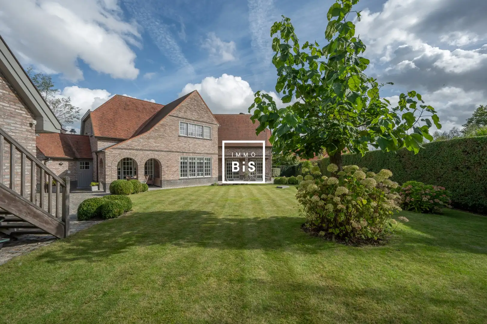 Statige villa op een rustige en residentiële ligging in het Zoute foto {{pictureIndex}}