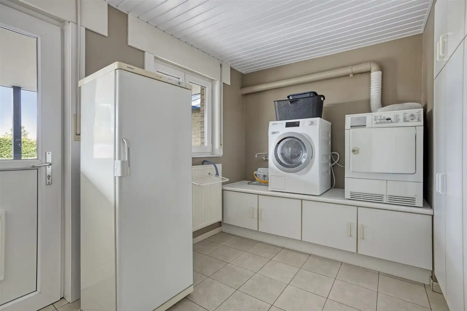 Ruim gelijkvloers appartement met gezellig, overdekt terras en ondergrondse garage, op een toplocatie vlak bij het centrum van Maaseik. foto 15