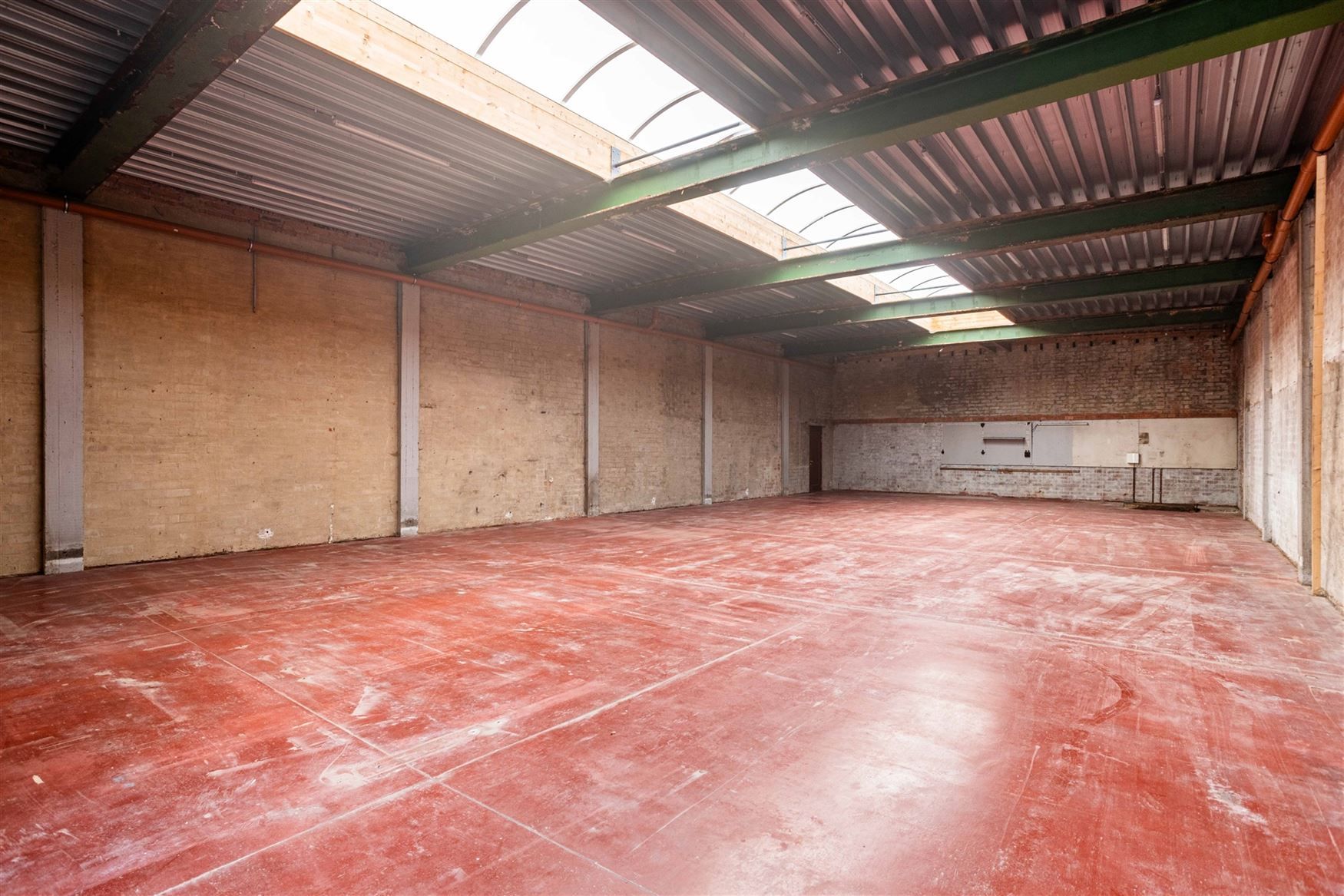 Commercieel gelijkvloers met ruim duplex appartement en grote loods te Merelbeke. foto 24