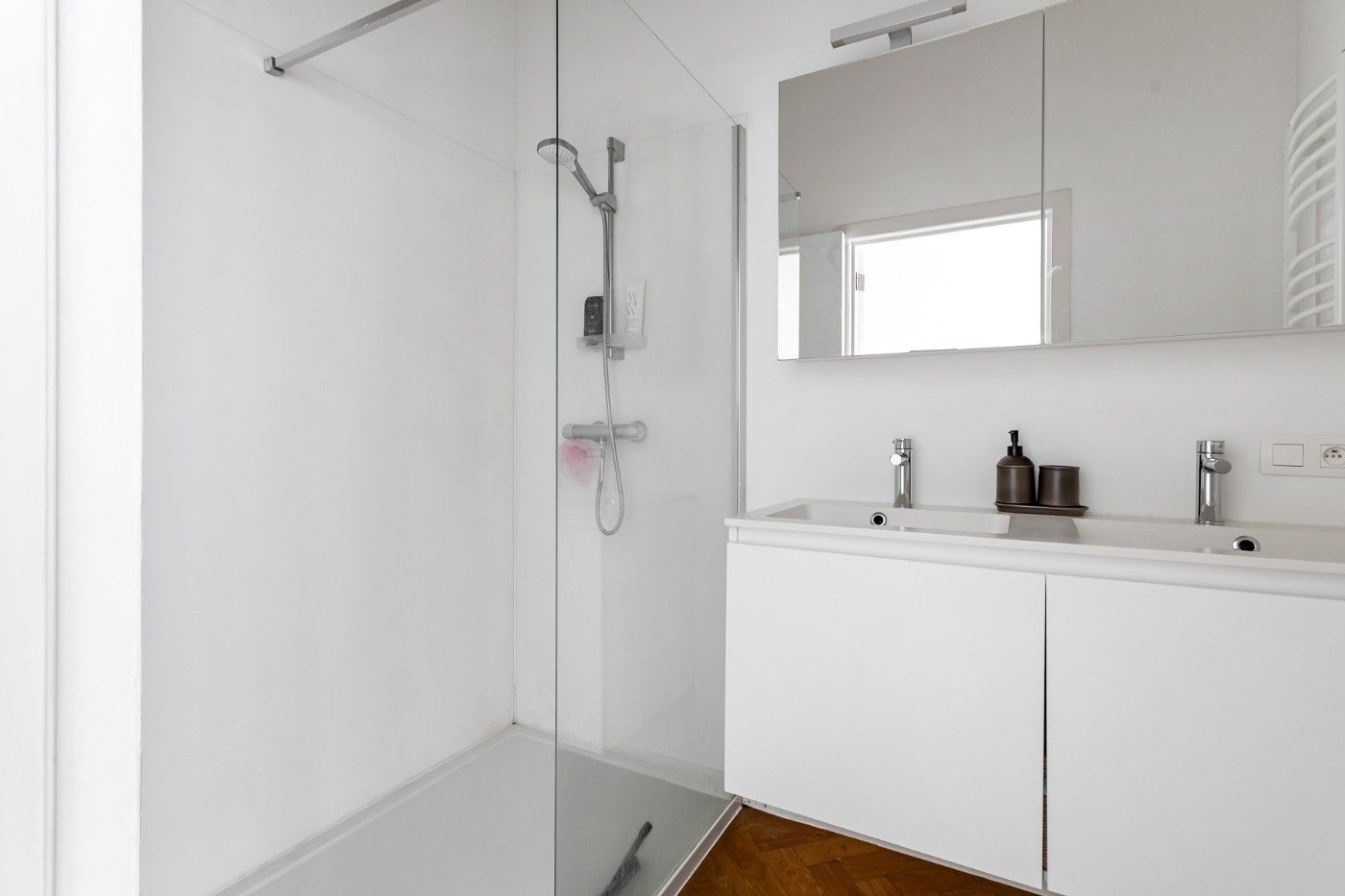 Goed gelegen, mooi gerenoveerd appartement op 1ste verd. met 2 slpk. en balkon foto 11
