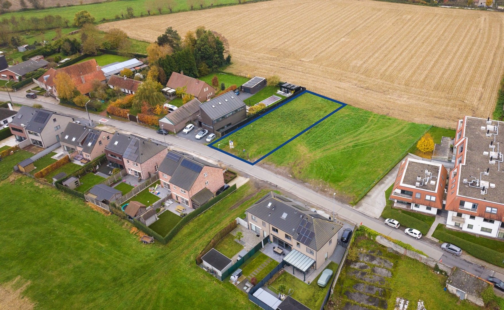 Bouw jouw droomwoning op deze prachtig gelegen bouwgrond van 875 m² in Asper-Gavere foto {{pictureIndex}}