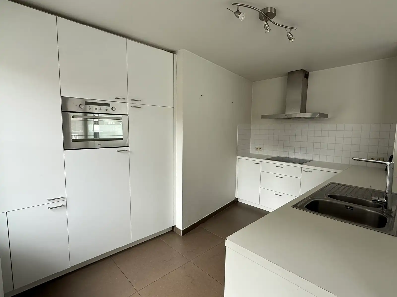 Ruim en lichtrijk duplex appartement op de eerste en tweede verdieping met groot terras in het centrum van Tielt. foto 2