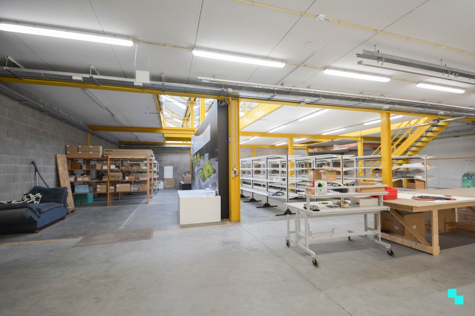 Commercieel gebouw met magazijn in het centrum van Izegem foto 14