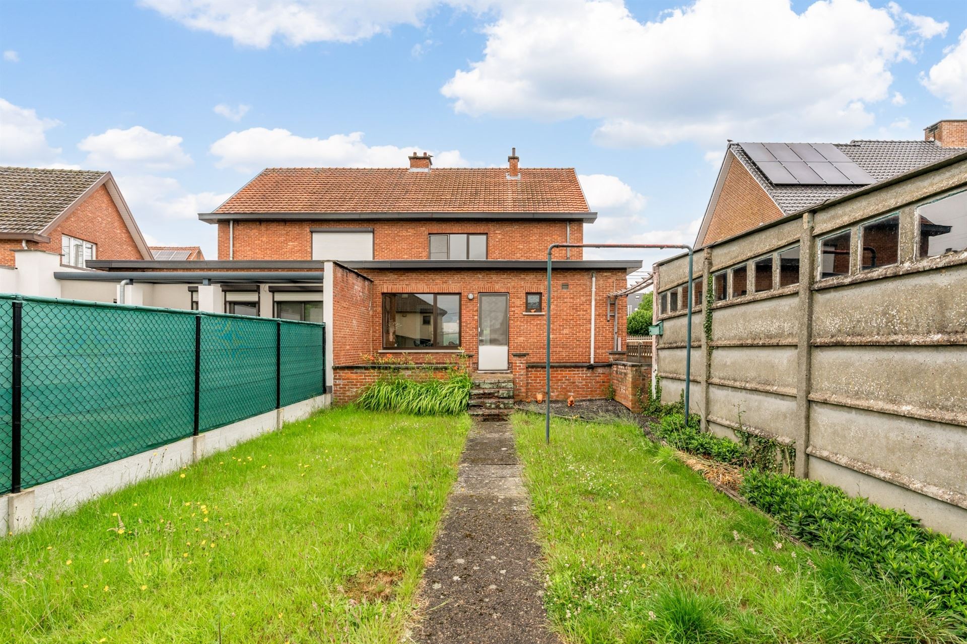 Halfopen bebouwing met tuin foto 23