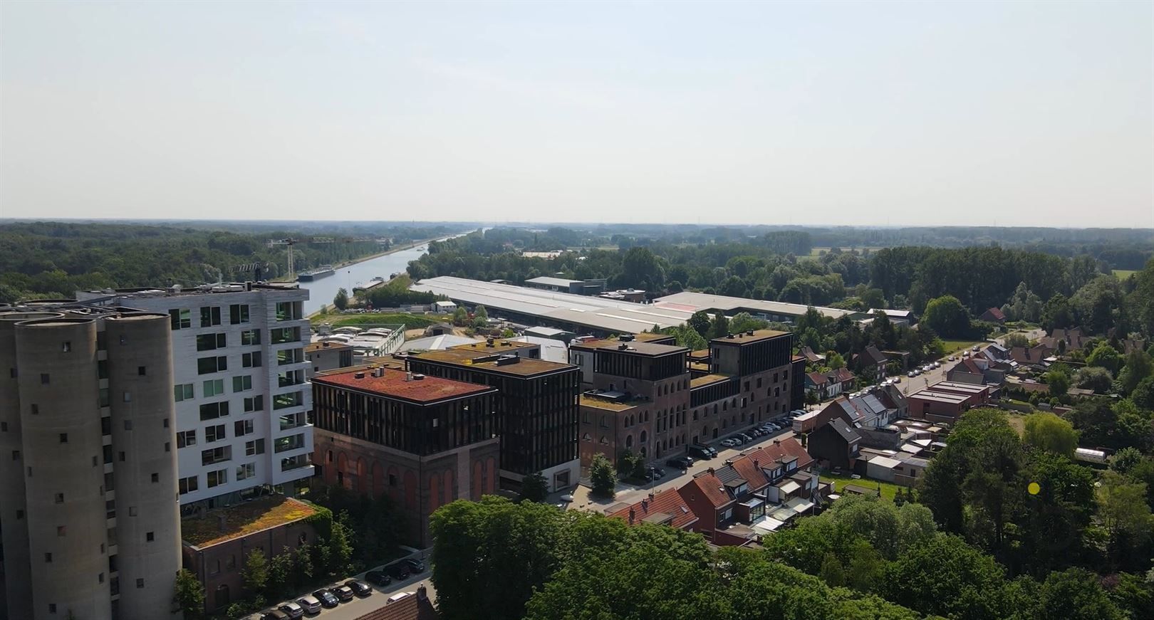 LICHTOVERGOTEN LOFT OP DE BOVENSTE VERDIEPING INGERICHT ALS KANTOOR OP DE KANAALSITE VAN AXEL VERVOORDT foto {{pictureIndex}}