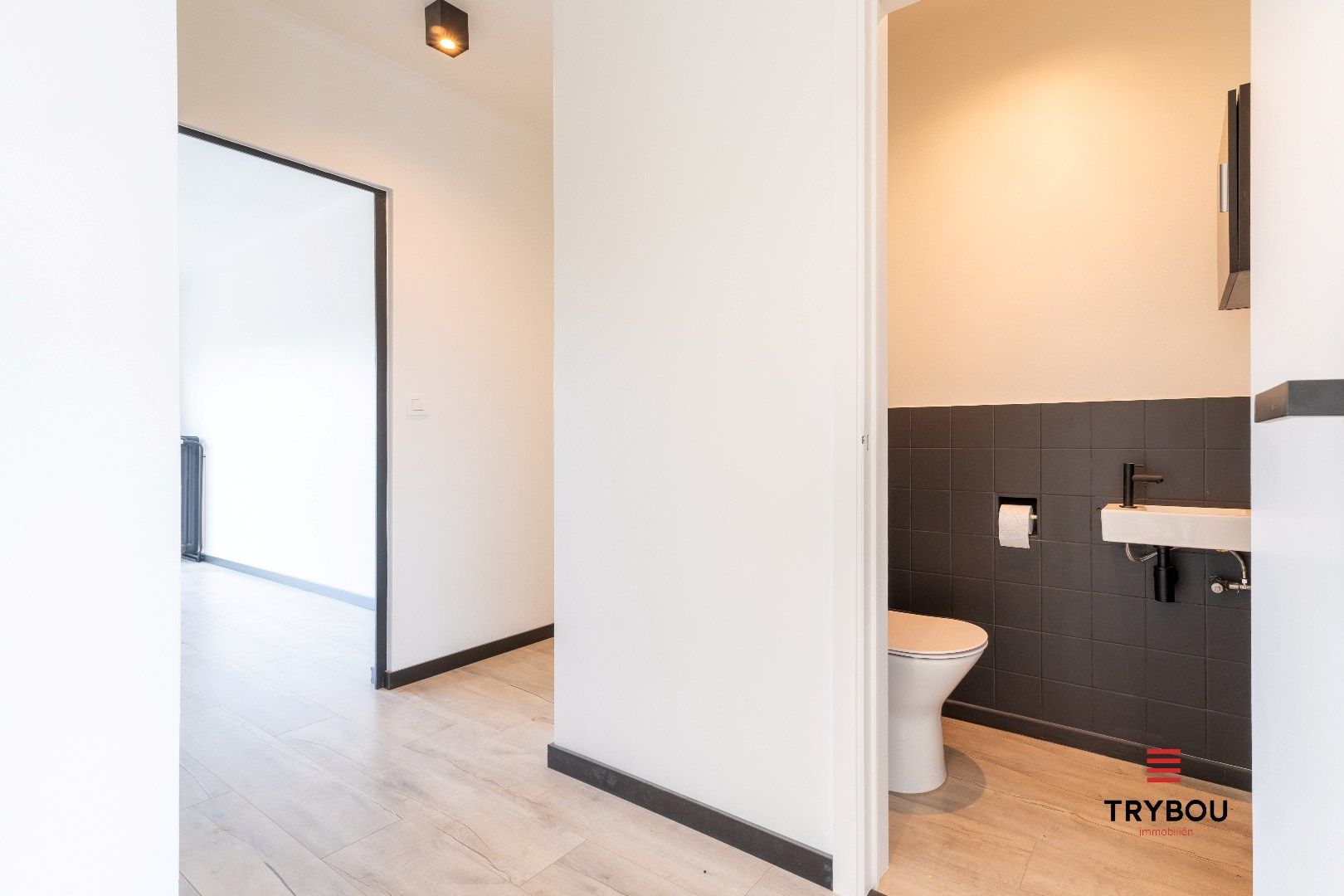 Volledig gerenoveerd 2-slaapkamerappartement te huur – rand centrum Ieper foto 10