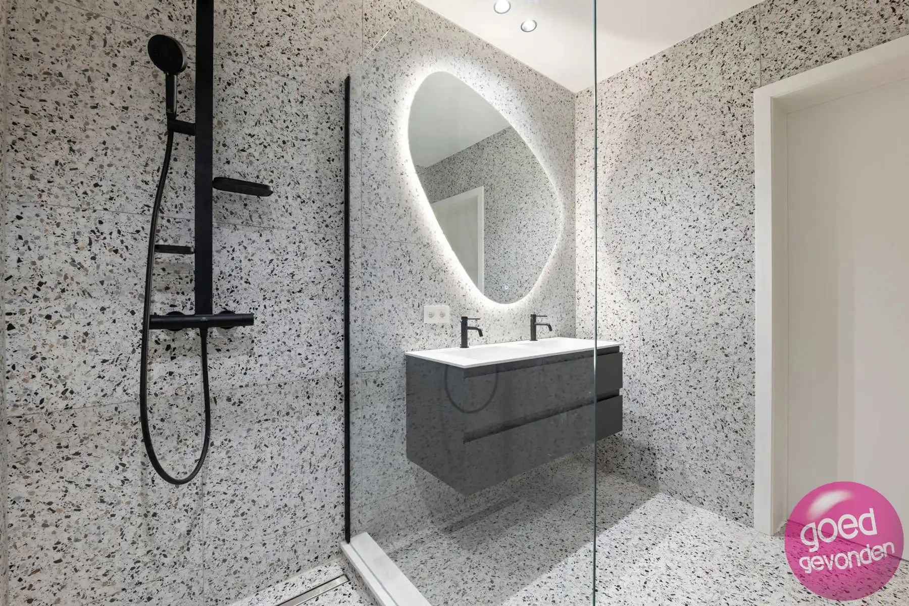 NIEUW APP - 1of2 SLK - TERRAS - KELDER - CENTRUM - GEEN BTW foto 13