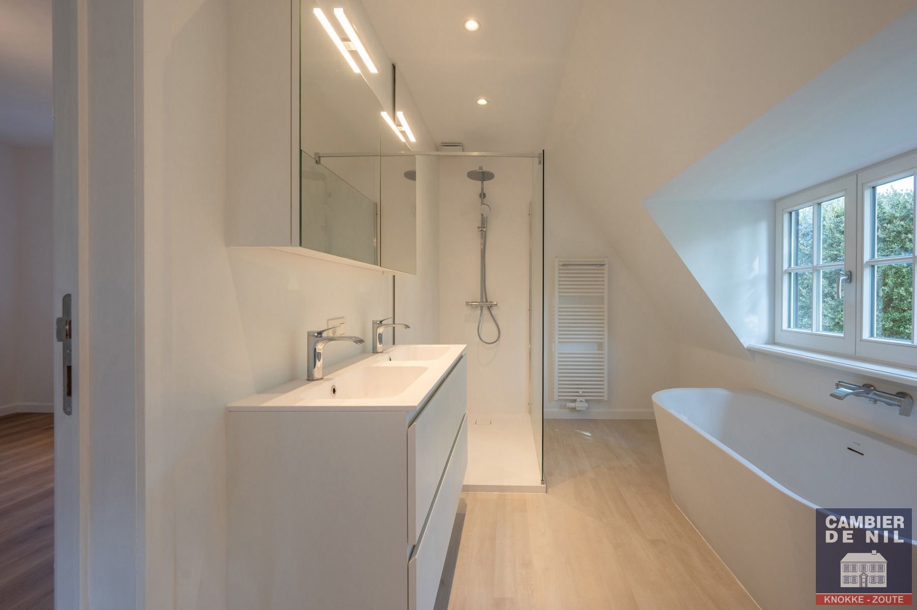 Gerenoveerde, ongemeubelde koppelvilla mmet zuidgerichte tuin - Zoute foto 21