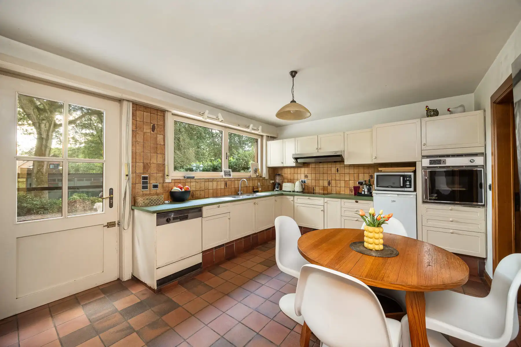 Te renoveren villa met paardenstallen op ca. 1753 m². foto 6