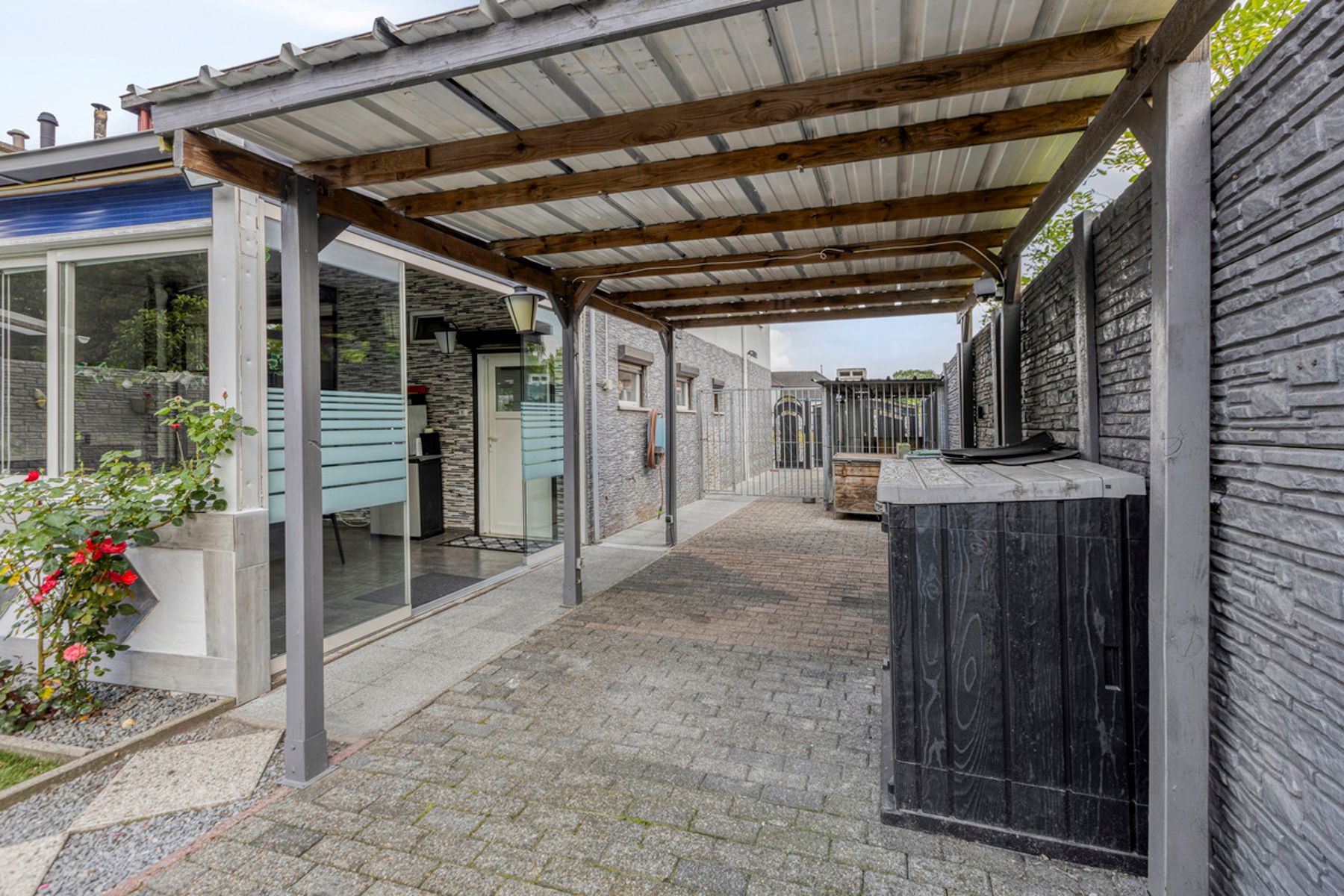 Gerenoveerde woning met 4 slaapkamers, veranda en zwembad. foto 27