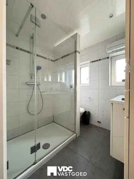 Halfopen bebouwing – gerenoveerd & bijgebouwd in 2020 – EPC B – 3 slpks – prachtige tuin – 183 m² woonopp. foto 8