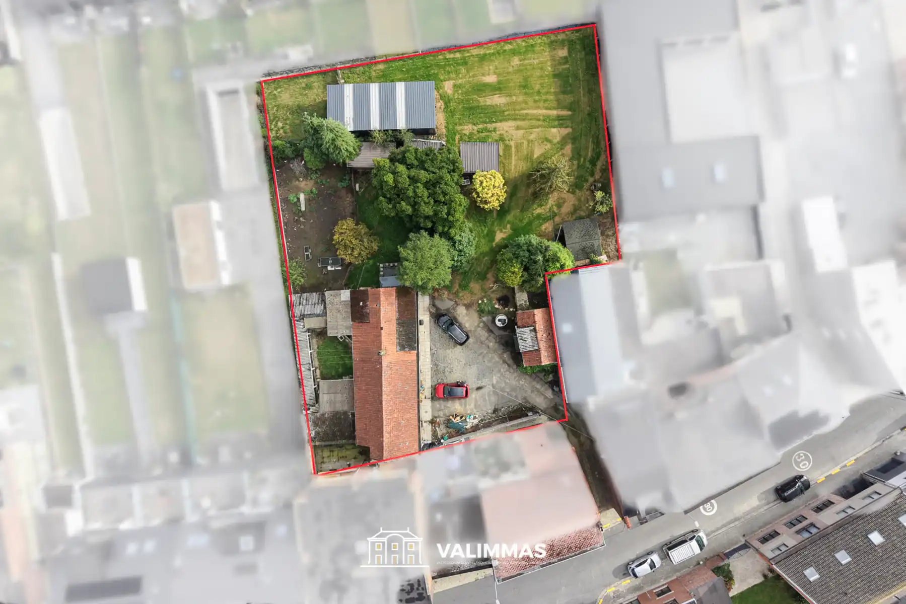 Ruime, nog te renoveren hoeve met tuin, garage & bijgebouwen foto 6