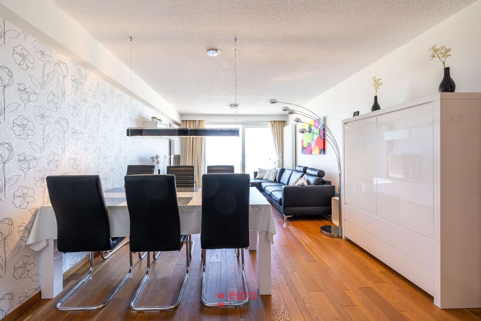 Centraal op de zeedijk gelegen appartement met 2 slaapkamers! foto 5