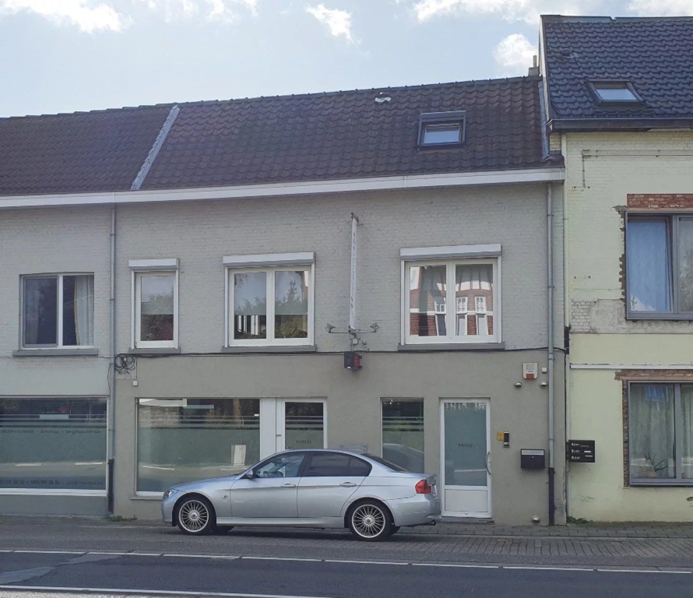Modern handels gelijkvloers, met uitbreidingsmogelijkheden en ruim magazijn, gelegen net buiten de grote ring van Hasselt.  (Meer info via www.immoland.be)

- Dit handels gelijkvloers werd enkele jar foto 23