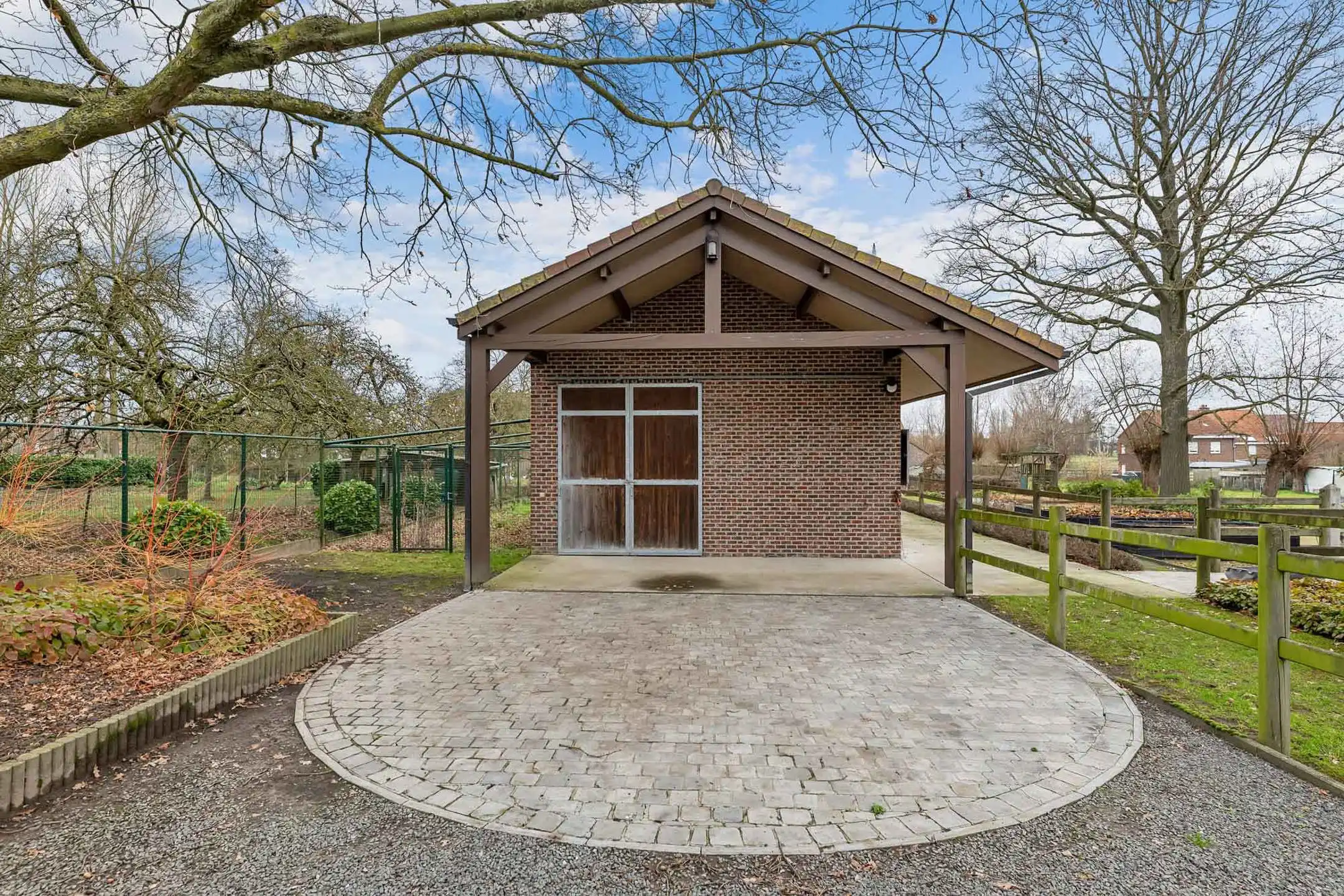 Exclusief landhuis met binnenzwembad en stallingen foto 13