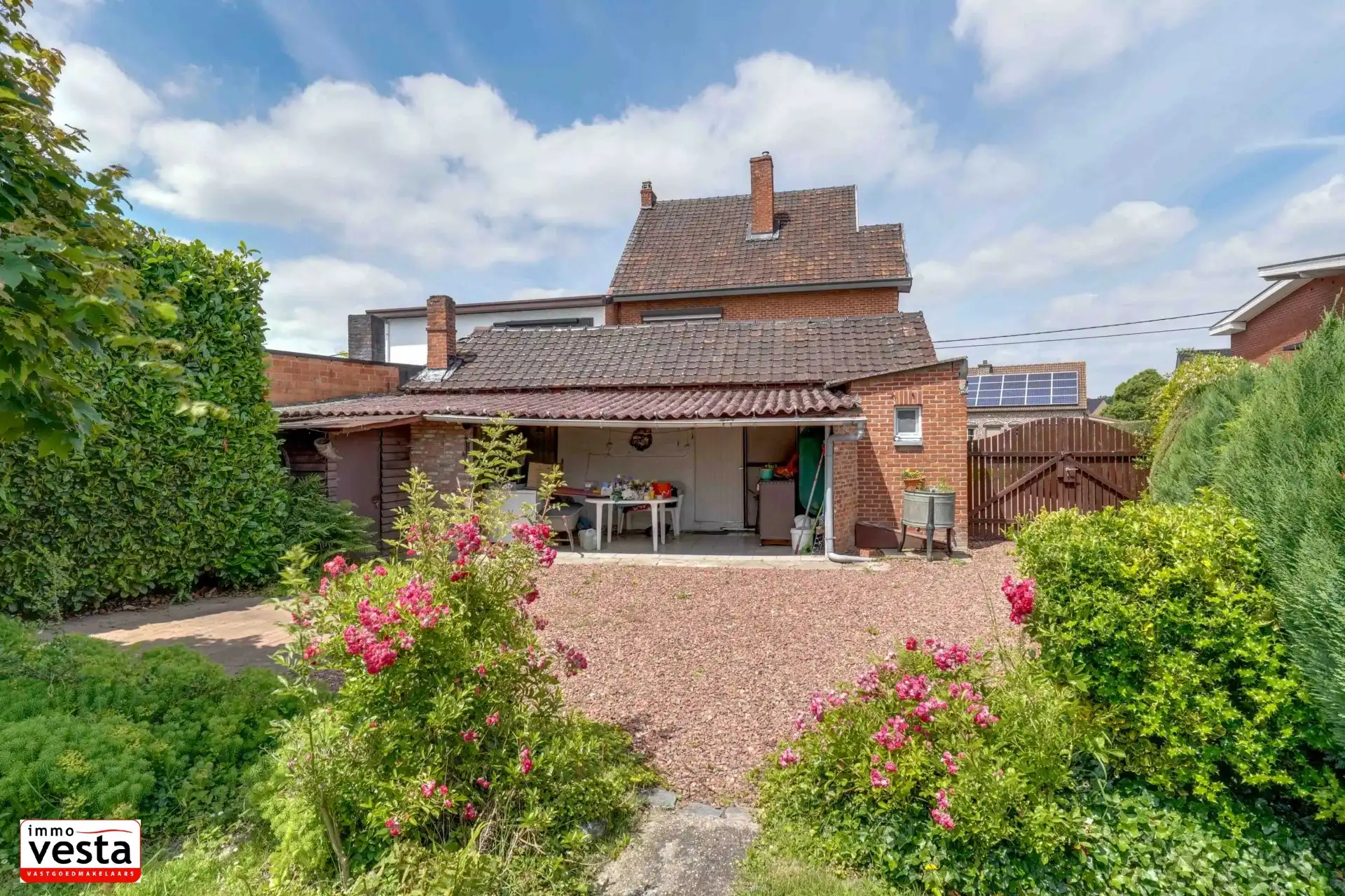 Ruime gezinswoning met tuin foto 28